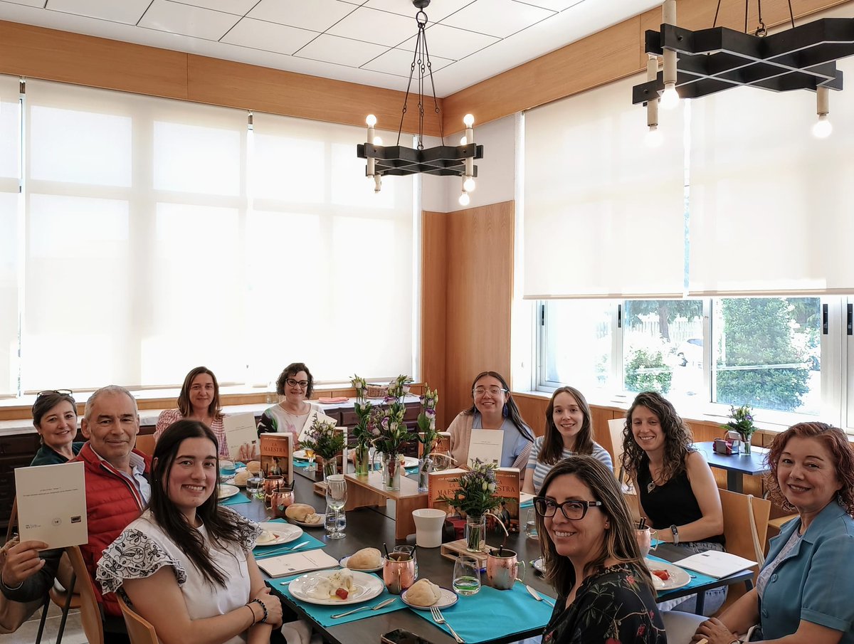 CaldodeGroria's tweet photo. La maestra de @cunahalicarnaso no club de lectura do profesoardo do mes de maio.
#bescolaresgal #clubsdelectura #memoria #maxisterio #liberdade https://t.co/7x8tzR0IAY
