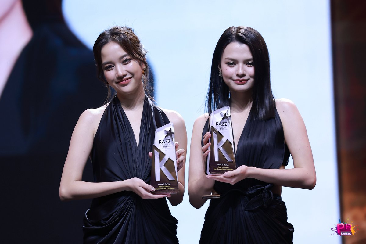 PRSocietyNews's tweet photo. ยินดีกับอีกรางวัล “Couple Of The Year” ในงาน KAZZ AWARDS 2025 ของสองสาว “ฟรีน-เบ็คกี้” ด้วยค่า 🎉💕
SAROCHA REBECCA AT KAZZ AWARDS
#KAZZAWARDS2025
#KazzAwards2025xFreenBecky
#srchafreen #Beckysangels
#freenbacky #ฟรีนเบค https://t.co/n6bm4Xe3fq