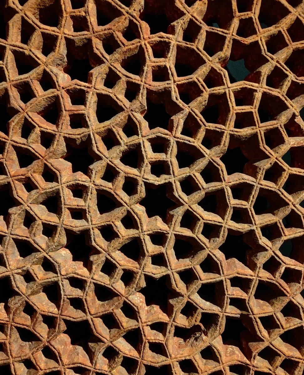 EtwTerp's tweet photo. Treillis géométrique...
Jali à deux vantaux (Inde, 1550-1615)
HDE du Var, Draguignan
Exposition "Jardins et Palais d'Orient"
22 déc. 2024
#mathsartist #mathpics #maths  #draguignan #hdevar #geometrie #geometry
🔶 RV sur Instagram:
📸🖍️MATHS_ARTIST✏️🎨https://t.co/huEfGDmtXA… https://t.co/QSTYMVIThY