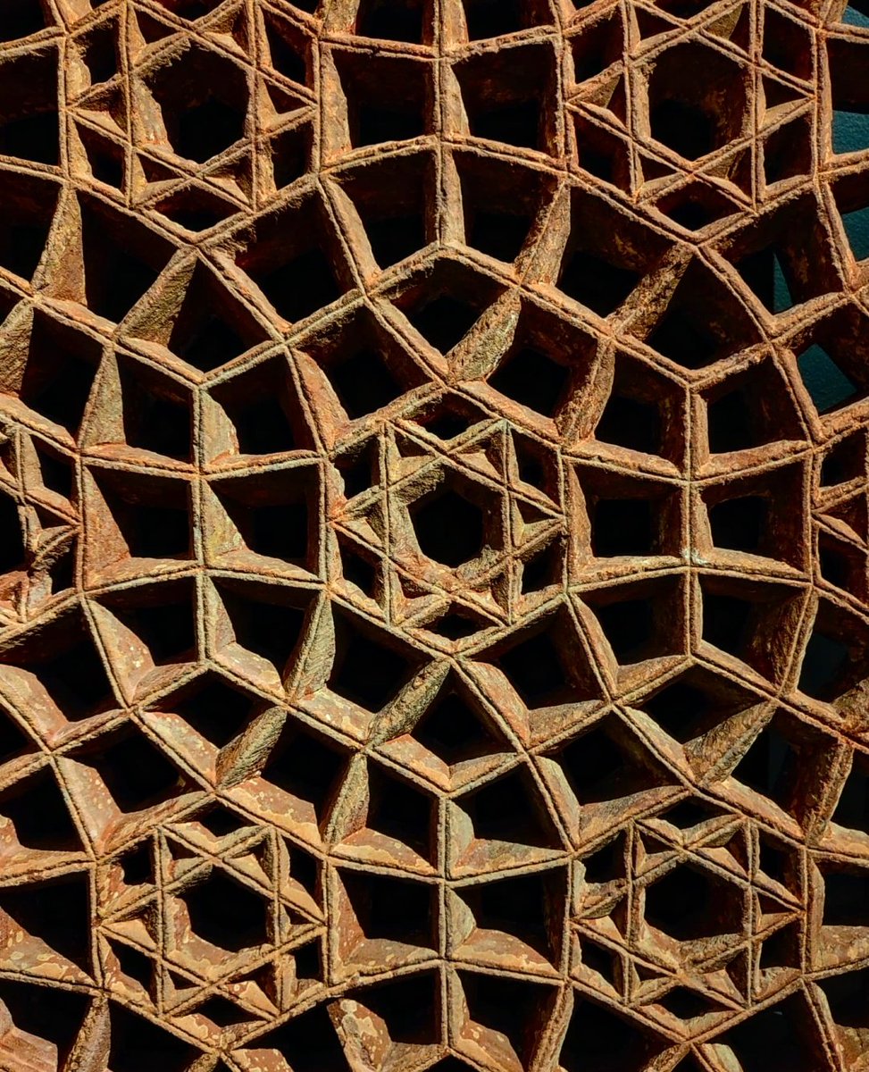 EtwTerp's tweet photo. Treillis géométrique...
Jali à deux vantaux (Inde, 1550-1615)
HDE du Var, Draguignan
Exposition "Jardins et Palais d'Orient"
22 déc. 2024
#mathsartist #mathpics #maths  #draguignan #hdevar #geometrie #geometry
🔶 RV sur Instagram:
📸🖍️MATHS_ARTIST✏️🎨https://t.co/huEfGDmtXA… https://t.co/QSTYMVIThY