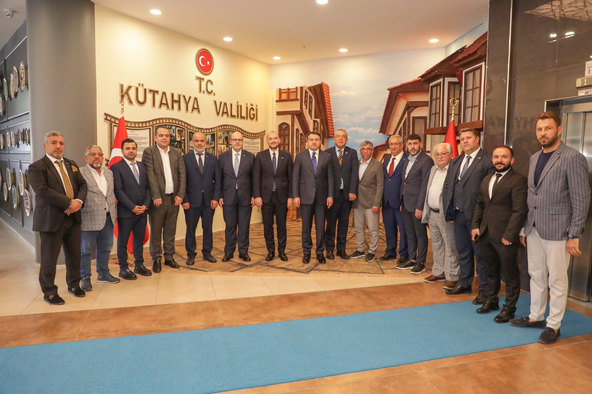 Genel Başkanımız Sn. Burhan Özdemir ile birlikte, Kütahya Valimiz Sn. Musa Işın’ı makamında ziyaret ettik.
Nazik ev sahiplikleri ve samimi sohbetleri için kendilerine teşekkür ediyoruz.