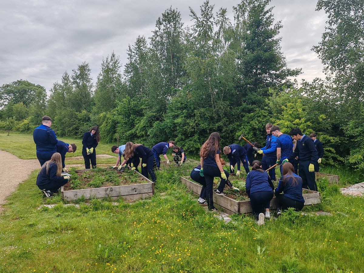 ComeraghCollege's tweet image. Ms. O’Loughlin and Ms. Stuart’s Ag. Science and Biology classes were very busy this week ensuring our raised beds are in order for the summer months ahead 🌱🪴👩🏼🌾🧑🏻🌾 @TipperaryETB