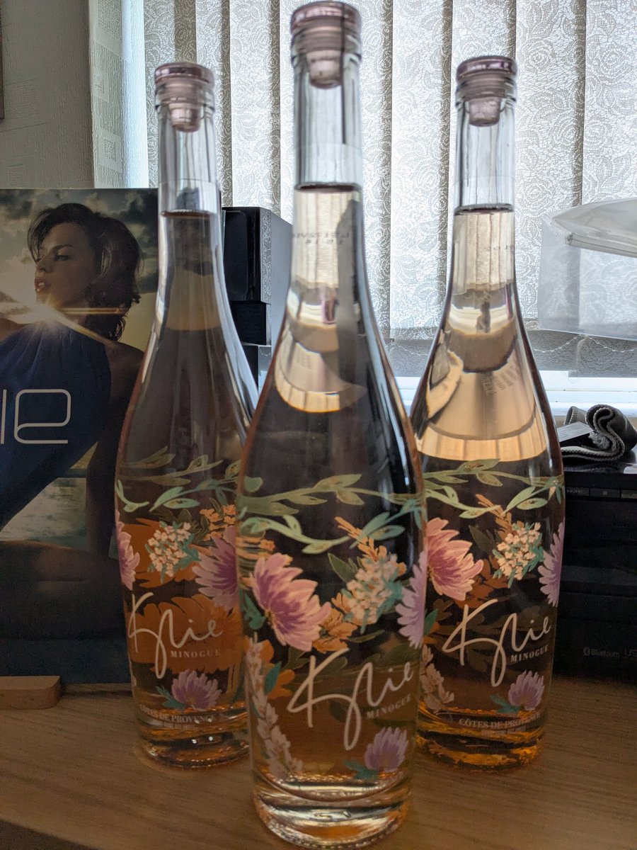 CarenLalania's tweet photo. Just received a lovely package 📦 @kylieminogue @kyliewines #COTESDEPROVENCE HAPPY BIRTHDAY 🎂🎈🎉 https://t.co/Um4fL3efh5