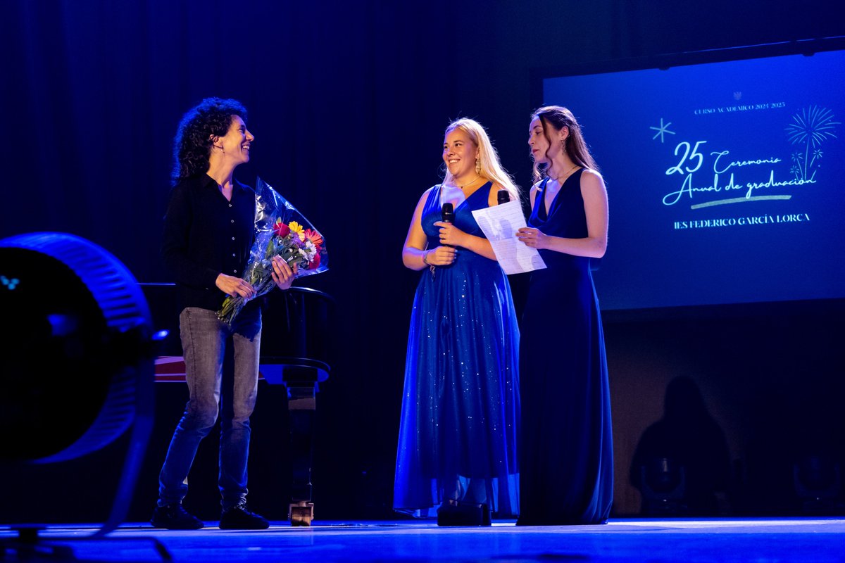 Impresionante Ceremonia de Graduación de los alumnos de segundo de Bachillerato del IES Federico García Lorca!
Agradecer al alcalde de las Rozas José de la Uz por habernos acompañado en un acto tan emocionante para los alumnos, sus familiares y profesores. ¡Gracias a todos!