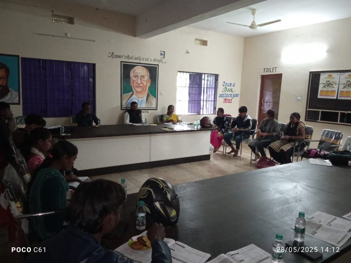 Lokabikashmanc1's tweet photo. ଗ୍ରୀଷ୍ମ ଛୁଟିରେ ଛାତ୍ରଛାତ୍ରୀମାନେ ପାଠପୁସ୍ତକ ସହିତ ଜଡିତ ରହିବା ପାଇଁ ସେମିଲିଗୁଡା  ବ୍ଲକରେ  ସ୍ୱେଚ୍ଛାସେବୀ ଶିକ୍ଷକ ମାନଙ୍କୁ  ନେଇ ପ୍ରଶିକ୍ଷଣ ଶିବିର
#ColletiveAction #VikshitOdisha  #SummerCamp2025 
ଏହି ଶିବିରର ମୁଖ୍ୟ ଉଦ୍ଦେଶ୍ୟ ହେଉଛି ପିଲାମାନଙ୍କ ଶ୍ରେଣୀର ସ୍ତର ଅନୁଯାୟୀ ପଠନ-ଲିଖନ ଓ ଗଣିତ କୁ ମଜବୁତ କରିବା, https://t.co/2jdS9P3nYL