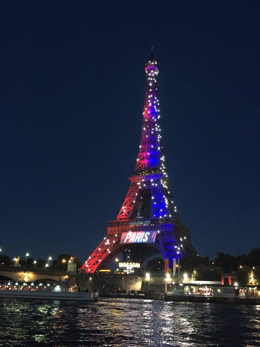 MediaParisien's tweet photo. À partir de 20 heures et à l’entrée des Parisiens sur la pelouse de Munich, pour l’échauffement, la tour Eiffel s’illuminera en rouge et bleu ❤️💙

C’est cette ville qu’elle pense être ! 🤩

🗞️[ @le_Parisien_PSG ] https://t.co/NDS8sVLDpZ