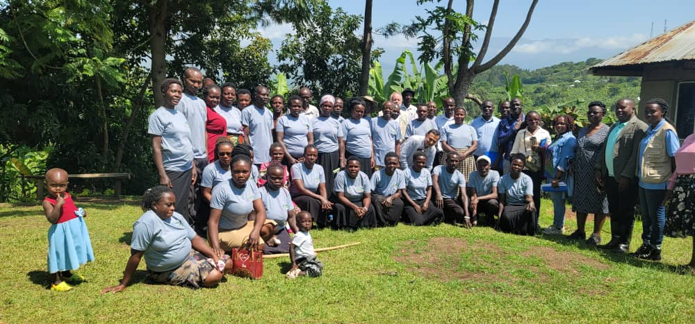 CommonGround Project (@commongroundug) on Twitter photo After, the team was led to the IPPs to see what the communities have implemented. Households have established kitchen gardens and established trenches that are stabilized by grasses, among others. <a href="/NLinUganda/">Embassy of the Netherlands in Uganda</a> <a href="/WURenvironment/">WUR Environmental</a> <a href="/ISSDUganda/">ISSD Uganda</a> After, the team was led to the IPPs to see what the communities have implemented. Households have established kitchen gardens and established trenches that are stabilized by grasses, among others. <a href="/NLinUganda/">Embassy of the Netherlands in Uganda</a> <a href="/WURenvironment/">WUR Environmental</a> <a href="/ISSDUganda/">ISSD Uganda</a>