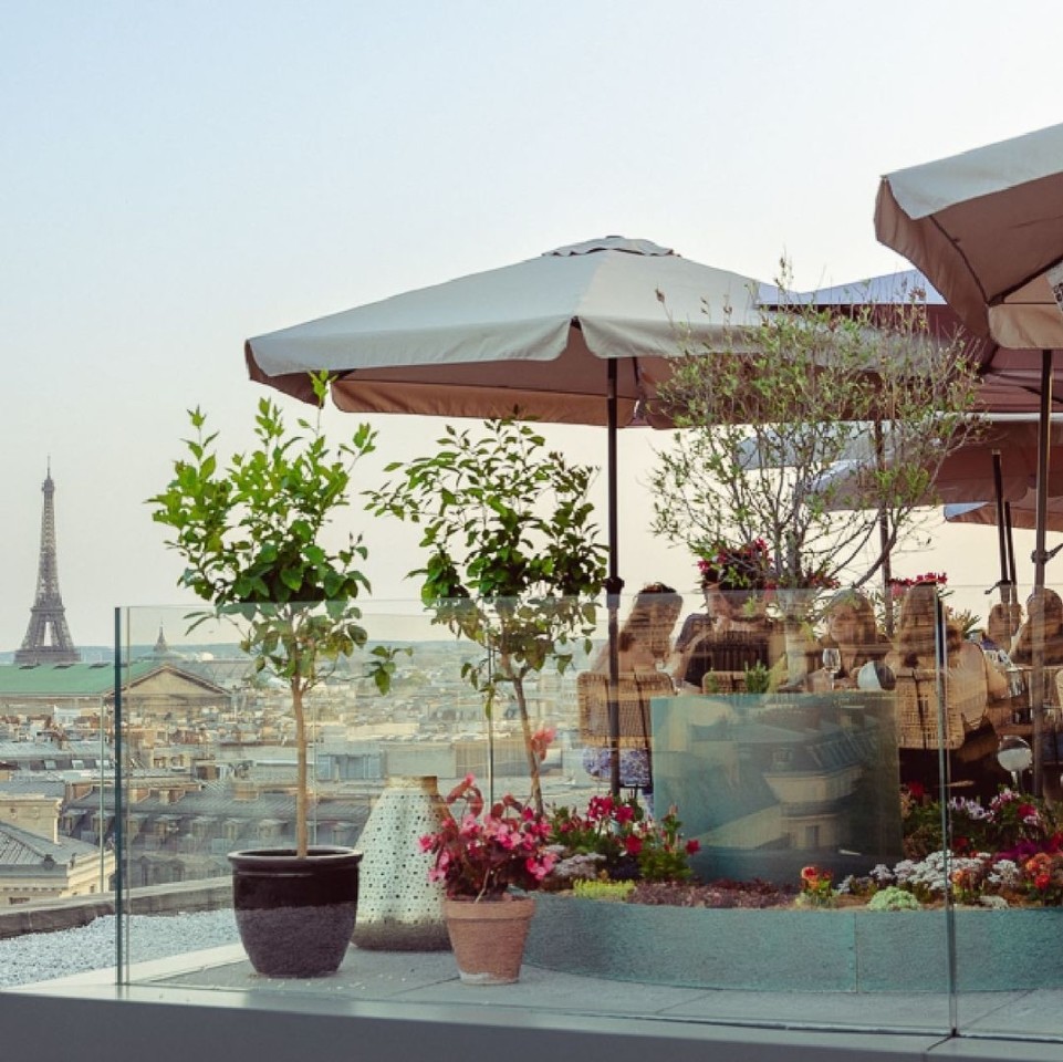 In cerca di idee per un aperitivo romantico e panoramico a Parigi? 🥂
Sul rooftop delle Galeries Lafayette con vista Opéra Garnier, tetti di Parigi e Torre Eiffel !
Il nostro consiglio? Prenotate per l'ora blu, quando Parigi si illumina ✨