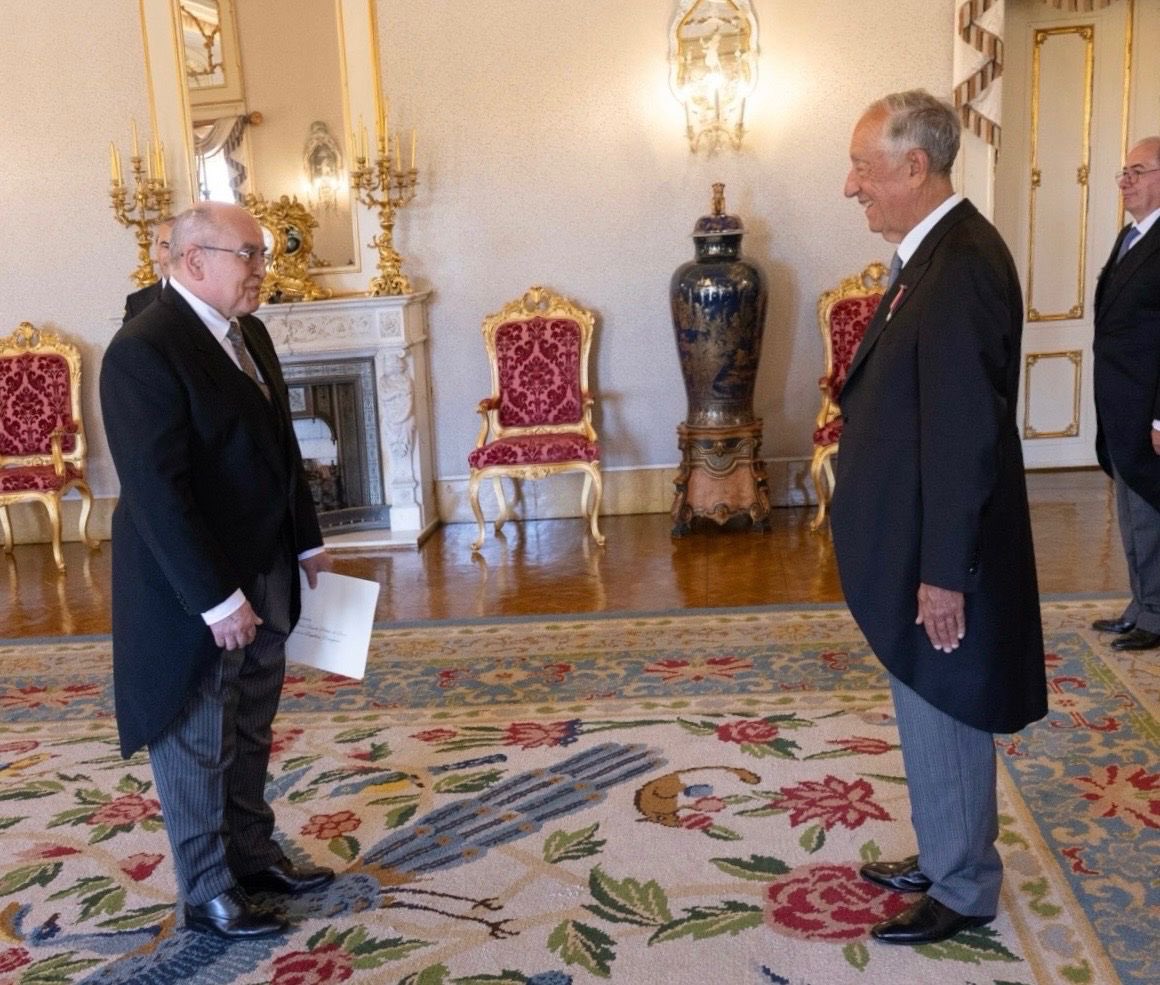 🇬🇹🤝🇵🇹 El Embajador Rubén Nájera entregó sus cartas credenciales al Presidente de Portugal en el Palácio de Belém, quedando oficialmente acreditado como representante de Guatemala.
¡Un paso firme para fortalecer la diplomacia y la cooperación bilateral!

<a href="/presidencia/">Presidência da República Portuguesa</a>
<a href="/EmbaGuaFr/">EmbaGuaFr</a>