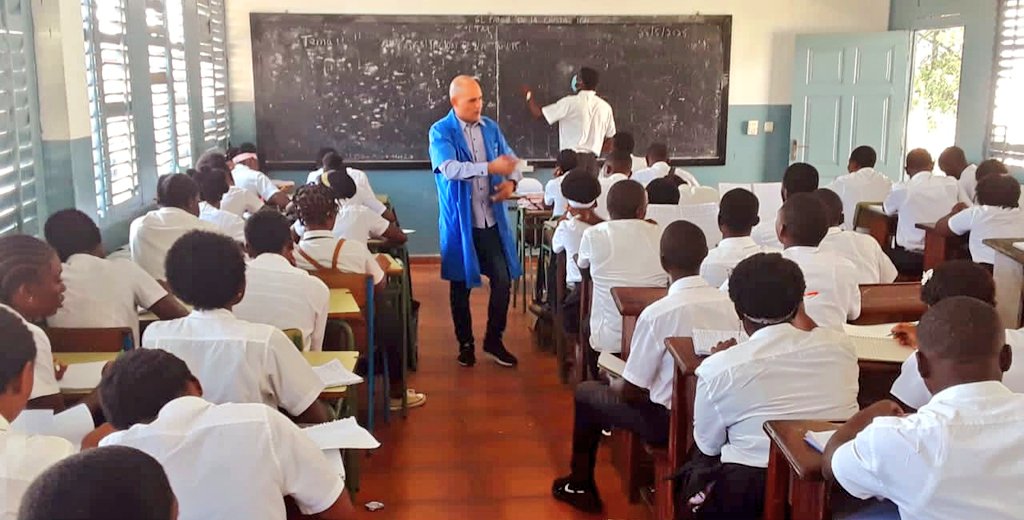 Garantizar la continuidad del proceso docente en Guinea Ecuatorial es prioridad para la brigada educativa cubana, donde en cada mes los monitores se adueñan de tareas fundamentales de formación vocacional realizando así un excelente trabajo. 
#CubaMined 
#CubaCoopera