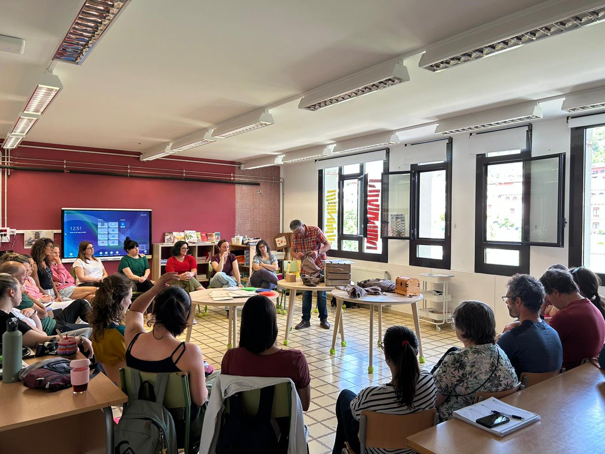 Càtedra Pirineus (@catedrapirineus) on Twitter photo 🪵 Dilluns 28, vam estar a l'Escola Els Raiers, avaluant la Maleta Raiera. Una eina pedagògica que ja hem pogut validar amb els portadors i les portadores de la festa i que ara estem validant amb la comunitat educativa.
🙌 Moltes gràcies!
@obagaactivitats <a href="/FEPTS_UdL/">Facultat Educació,Psicologia,Treball S. de la UdL</a> 🪵 Dilluns 28, vam estar a l'Escola Els Raiers, avaluant la Maleta Raiera. Una eina pedagògica que ja hem pogut validar amb els portadors i les portadores de la festa i que ara estem validant amb la comunitat educativa.
🙌 Moltes gràcies!
@obagaactivitats <a href="/FEPTS_UdL/">Facultat Educació,Psicologia,Treball S. de la UdL</a>