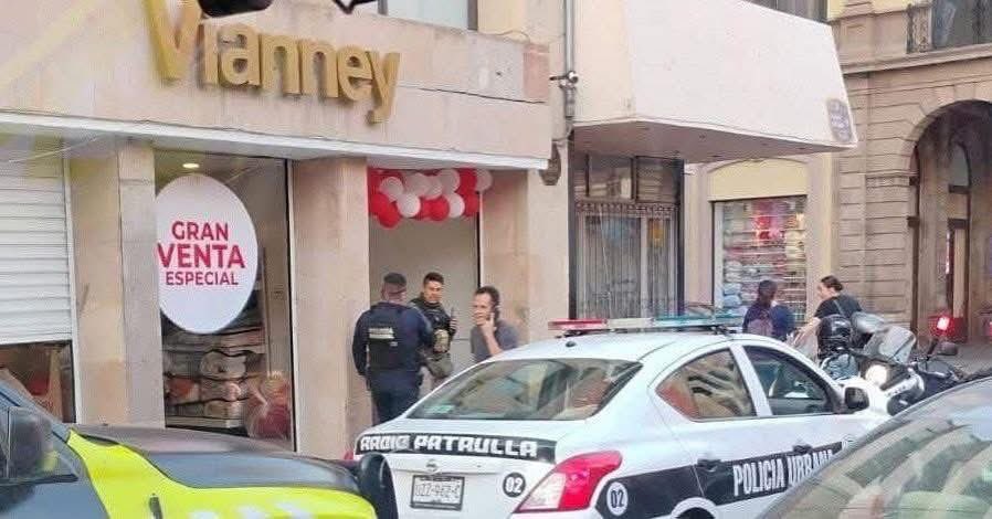 🚨 Otra vez la inseguridad golpea en el #CentroHisorico de #SLP: la tienda Vianey en Carranza e Independencia fue asaltada hace minutos

¿Hasta cuándo el <a href="/SLPMunicipio/">Gobierno de la Capital SLP</a> seguirá con su discurso de “percepción” y actuará contra la delincuencia como una problematica real?