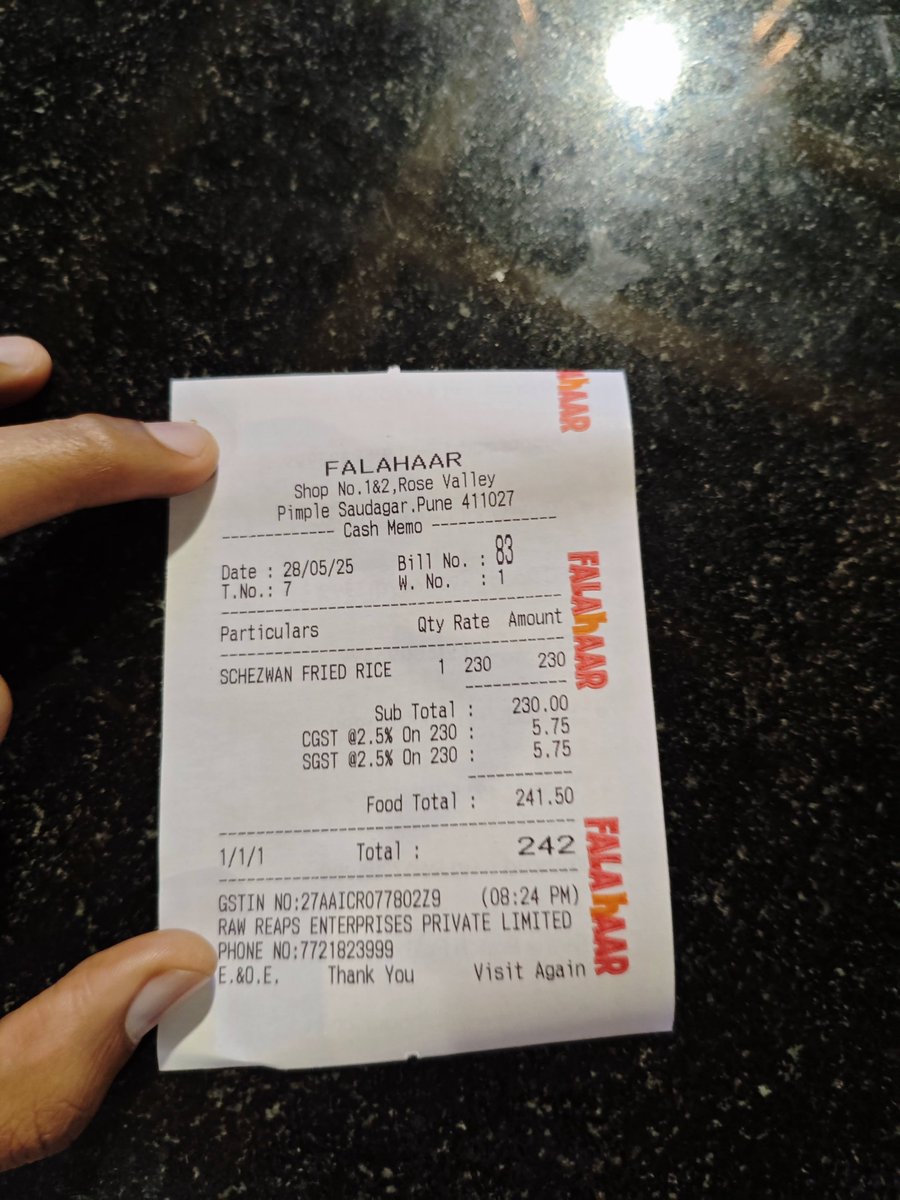 akshay_shaha's tweet photo. 🚨 Refused Free Drinking Water at Falahaar, Pimple Saudagar.
Yes, you read that right. A restaurant in #Pune denied me regular drinking water and insisted I buy bottled water – even though I asked clearly and politely.
Here’s the proof. 👇 (📹)

#ConsumerRights #RightToWater https://t.co/Aoz6QuiXXC