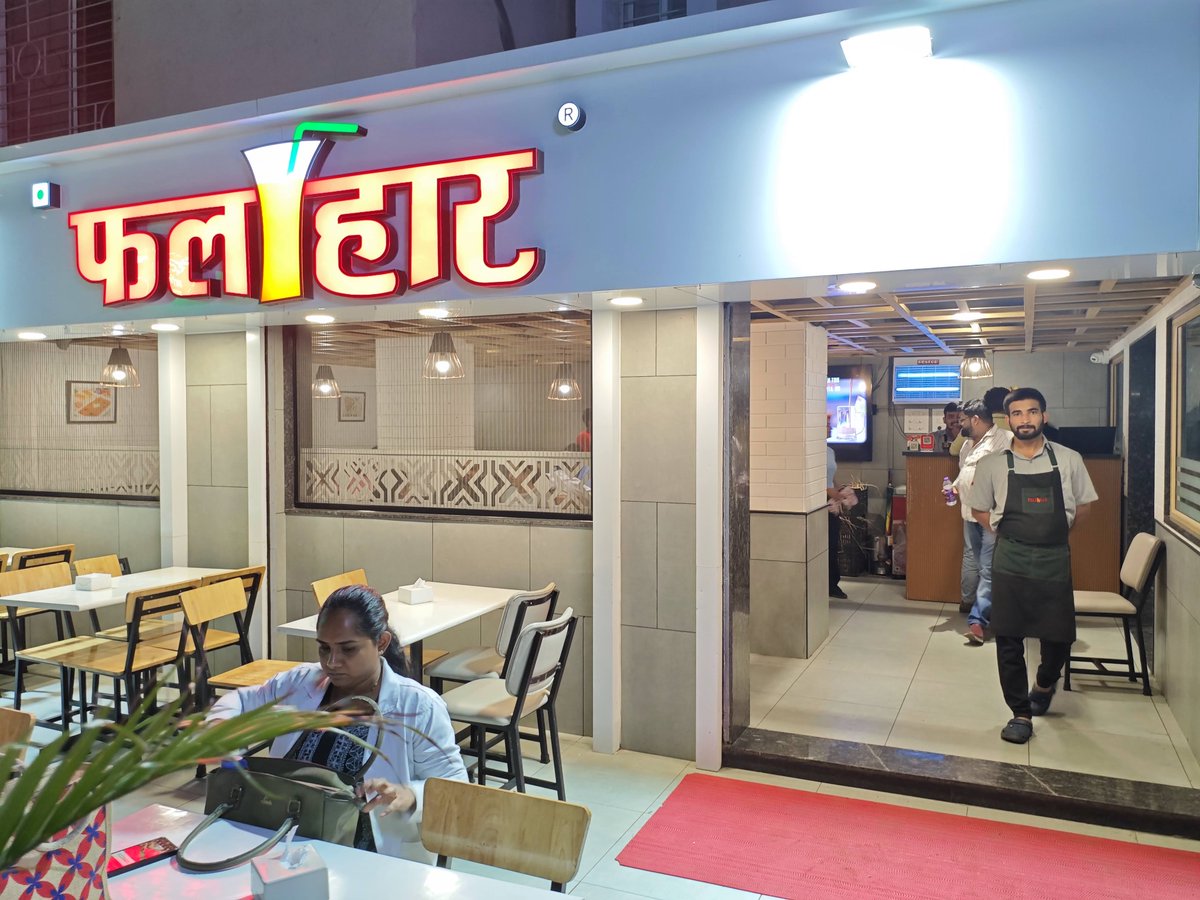 akshay_shaha's tweet photo. 🚨 Refused Free Drinking Water at Falahaar, Pimple Saudagar.
Yes, you read that right. A restaurant in #Pune denied me regular drinking water and insisted I buy bottled water – even though I asked clearly and politely.
Here’s the proof. 👇 (📹)

#ConsumerRights #RightToWater https://t.co/Aoz6QuiXXC