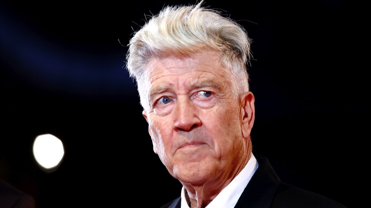 consequence's tweet photo. More than 450 items from David Lynch's personal archive, including the Twin Peaks Black Lodge red curtain and black-and-white zigzag rug, his director's chair, home espresso machine, and memorabilia from his iconic films, are going up for auction → https://t.co/TVica9Ieip https://t.co/TgqJEzxj5L