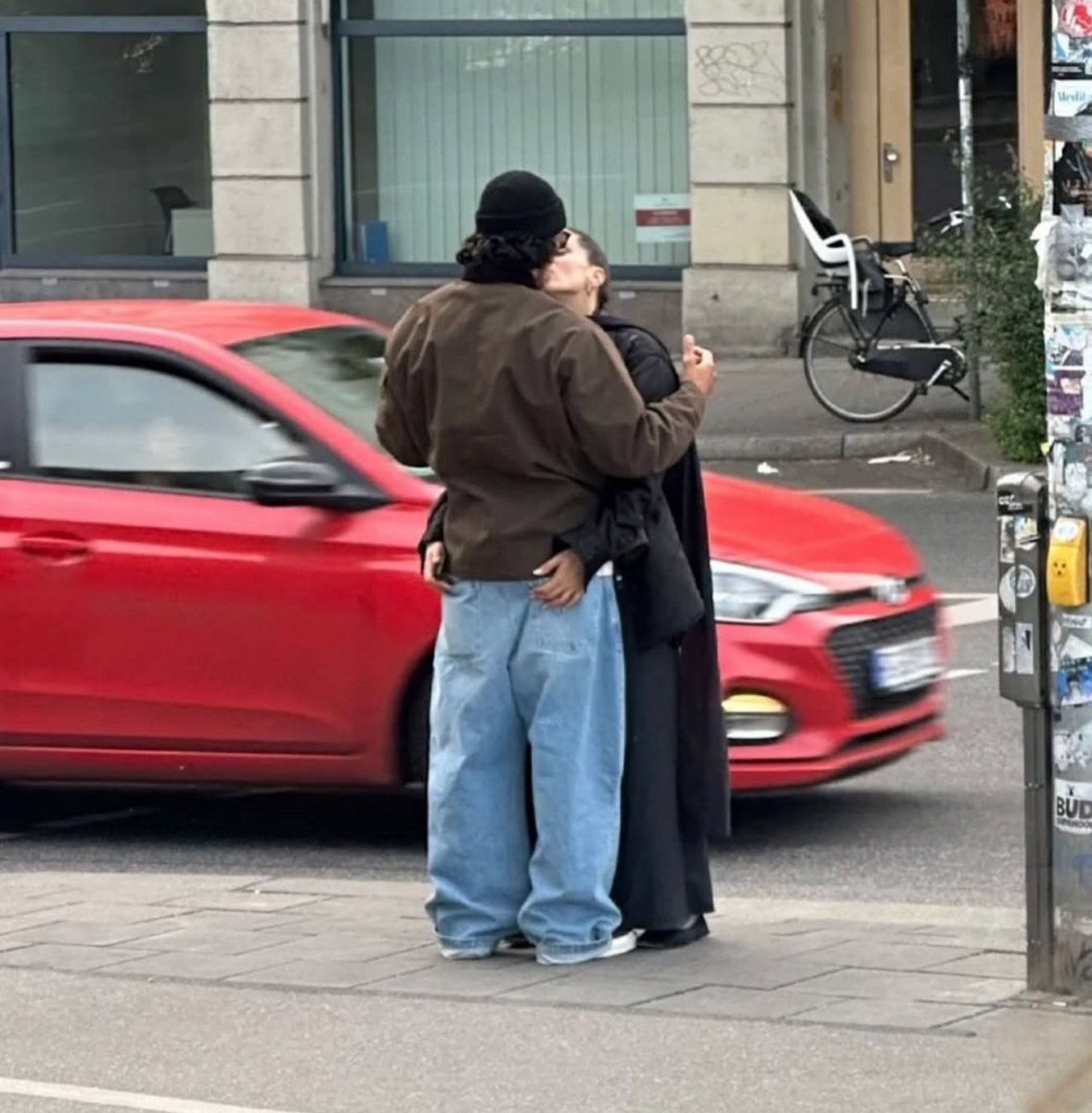 updaterosalia's tweet photo. ROSALÍA and her new boyfriend Emilio Sakraya spotted kissing in Germany! ❤️🥹 https://t.co/MbdYQhoQhn
