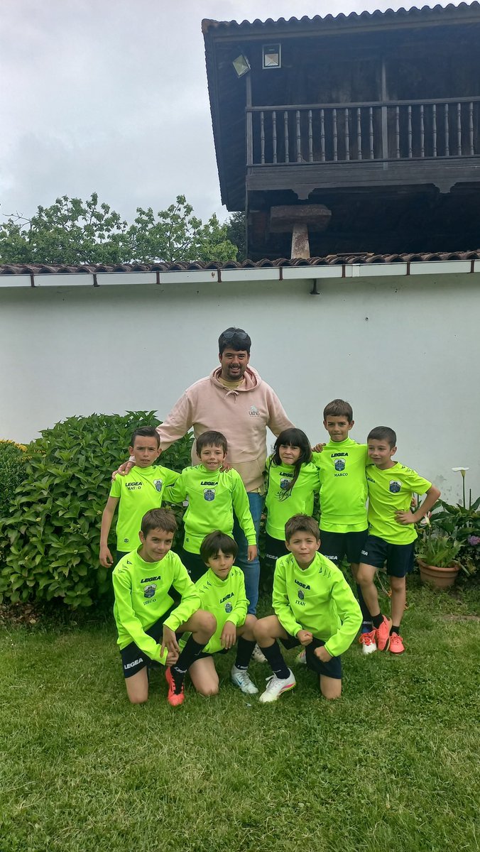 Fuerza, compañerismo, saber ganar y saber perder. Valores que se han visto durante toda la temporada en los jugadores del #EFOVprebenjamínB. ¡La próxima temporada más y mejor! #EFOVtemporada2425 #PasiónAzul