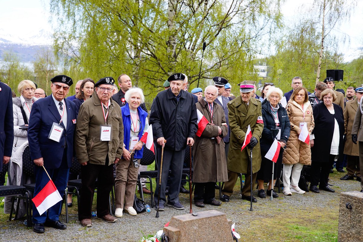 #Norwegia: Z okazji 85. rocznicy bitwy o Narwik, hołd polskim żołnierzom, którzy walczyli na północy Europy u boku sił alianckich, złożyli dziś weterani walk o niepodległość Rzeczypospolitej, przedstawiciele najwyższych władz państwowych, żołnierze #WojskoPolskie, harcerze,