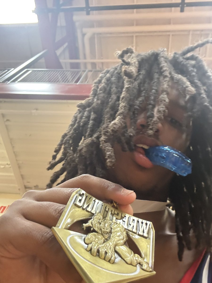 Very late but a recap of my first high school wrestling season as a junior!

25-3 record
OAA blue 190 champ
MHSAA 190 district champ
Regional qualifier