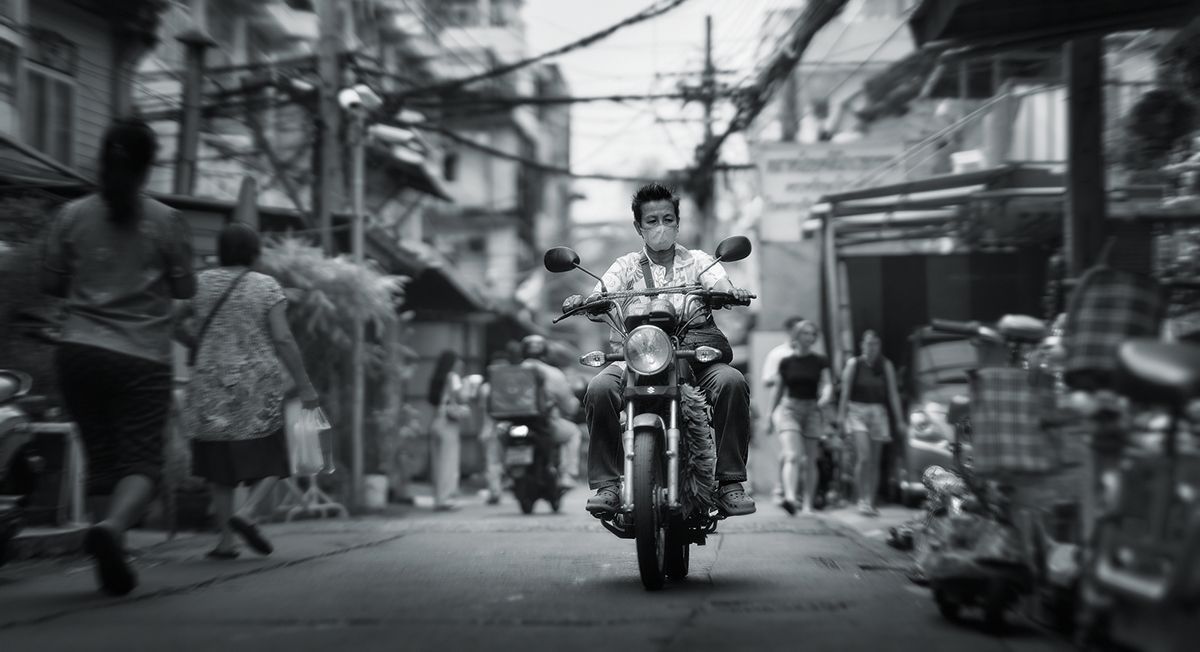 Durante el día el calor aprieta en Bangkok. 

Con más de un 90% de humedad durante los meses de verano, terminas aplatanado, pero un paseito en moto puede hacerte sobrellevar algo mejor el sofocante calor.

Las historias detrás de mis fotos 👉 bit.ly/3fZ3l3m