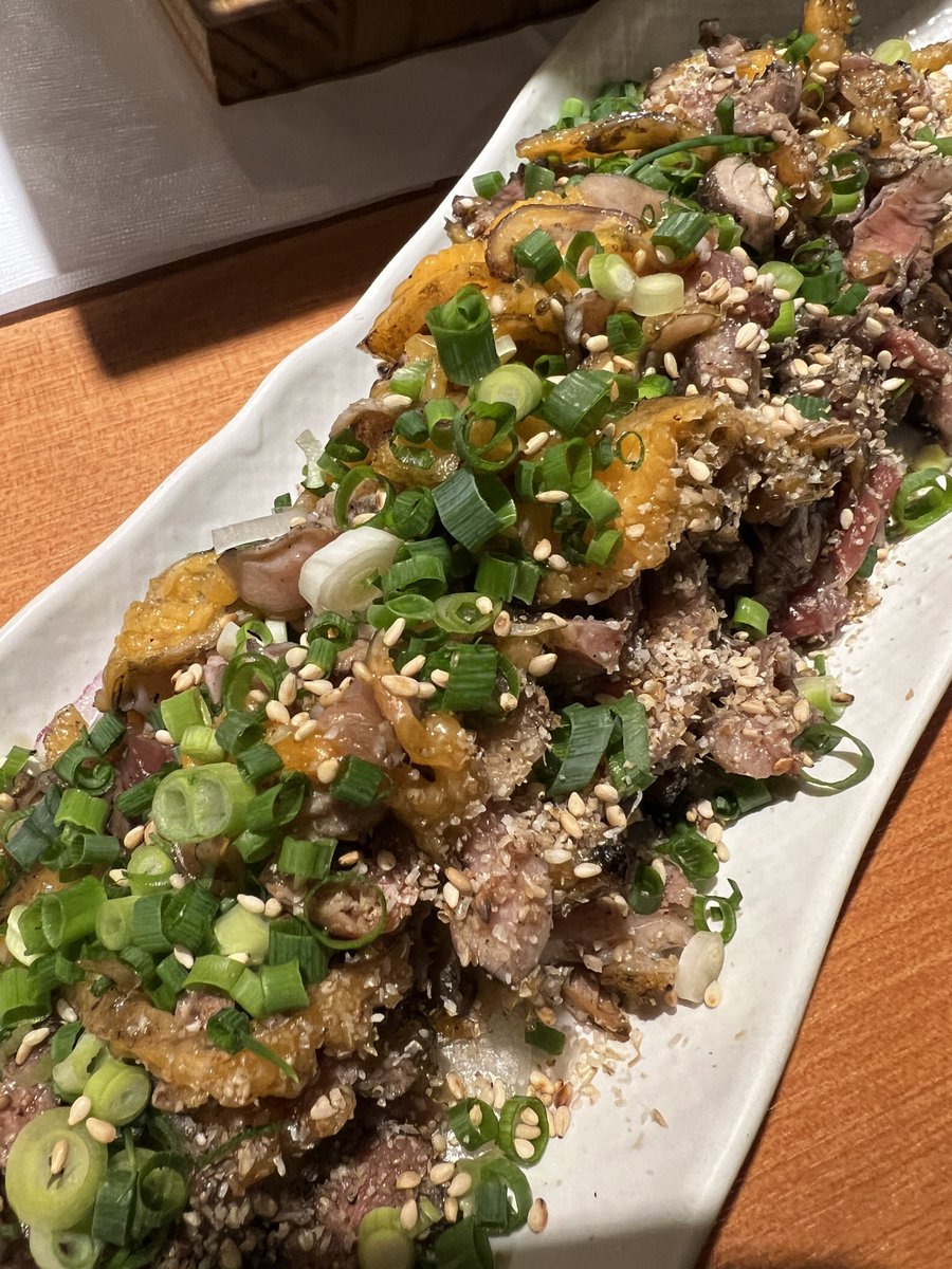 syarariman_1's tweet photo. 【25卒向け・社会人ノウハウ No.8】

今晩、社内飲み会初幹事の1年目にランチ時に伝えた飲み会ノウハウ

＜飲み会・当日心得＞
・事前に乾杯、中締め、締めの挨拶の方に依頼
・一杯目はビールで無い人の注文聞いて1-2杯多めのビールと一緒に注文。ビールは多くてもすぐなくなる。少なくみんなで待つより100倍マシ。
・店入ってすぐトイレの場所確認→トイレに立つ先輩にすかさず案内
・熱く語る先輩のグラス空いたら取り敢えず同じ飲み物頼んどけ
・議論白熱時は食べ物無くなる前にコッソリ注文、終盤は漬物盛り合わせでオッケー
・最終盤は「締めどうしますか？」と共に選択肢を伝え注文確認
　→「締めは稲庭うどん、鮭雑炊、梅か明太子おにぎりです。」
・女性いる場合はデザートも一緒に伝える→勧める。
・精算時の参加者確認のため記念撮影のテイで全員で写真撮影
・議論が落ち着いたとこで言われる前にコッソリ精算
・支払はもちろん還元率高いマイル付クレジットで（ポイントは自動運用設定）
・一次会の店の近くに二次会候補2−3店を事前にチェック
・解散後なるはやで「今日はありがとうございました」お礼をチャットに
・店の情報、美味しかったメニュー、印象を飯屋個人リストに加筆

＜飲み会・翌日心得＞
・朝イチに先輩全員のところに出向いて笑顔でお礼
　席にいない場合は近くの方に来たこと伝えてもらうか、机の上にポストイットでお礼
・昼までにちょい上先輩に精算案を見せOK貰う
・すかさず参加者に「過分なご負担頂き」と共に参加者に連絡
・極力手を煩わせないよう精算メール本文に Paypay QRコードを貼付
・銀行振込＋現金払いも選択肢としてメール本文に記載
・支払受取状況をしっかり記録、1週間未払先輩には更に上の先輩からやんわりPushして貰う

社外接待に出る前に完璧にしておくのだ！！