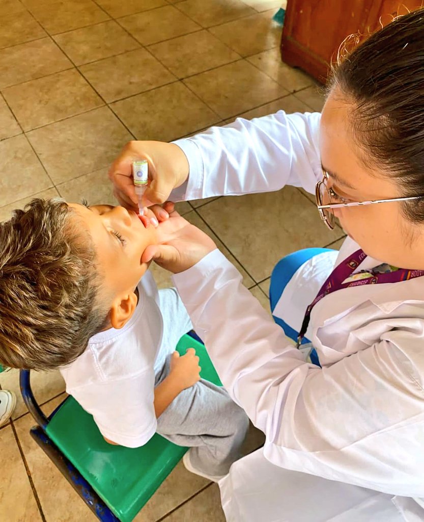 DPS_LosRios's tweet photo. #Quevedo | 60 niños de la Unidad Educativa Tungurahua, de la parroquia rural San Carlos, recibieron el refuerzo de las vacunas 💉  contra la tosferina y la poliomielitis. Con estas acciones protegemos a la niñez de estas enfermedades inmunoprevenibles.

#ElNuevoEcuador https://t.co/WyWygaEBOb