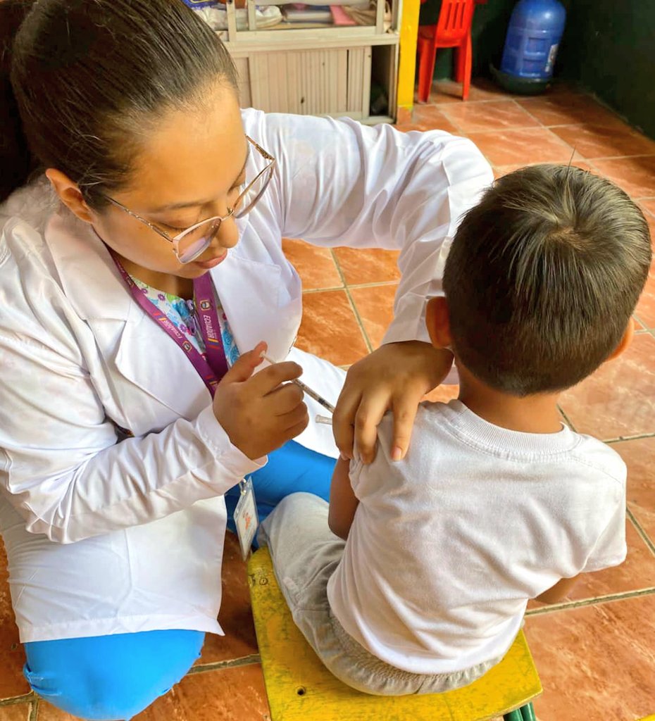 DPS_LosRios's tweet photo. #Quevedo | 60 niños de la Unidad Educativa Tungurahua, de la parroquia rural San Carlos, recibieron el refuerzo de las vacunas 💉  contra la tosferina y la poliomielitis. Con estas acciones protegemos a la niñez de estas enfermedades inmunoprevenibles.

#ElNuevoEcuador https://t.co/WyWygaEBOb