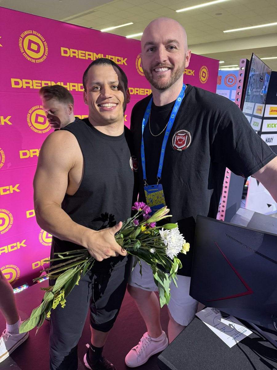 This was my first time giving another man flowers. Nice to meet you <a href="/loltyler1/">loltyler1</a>