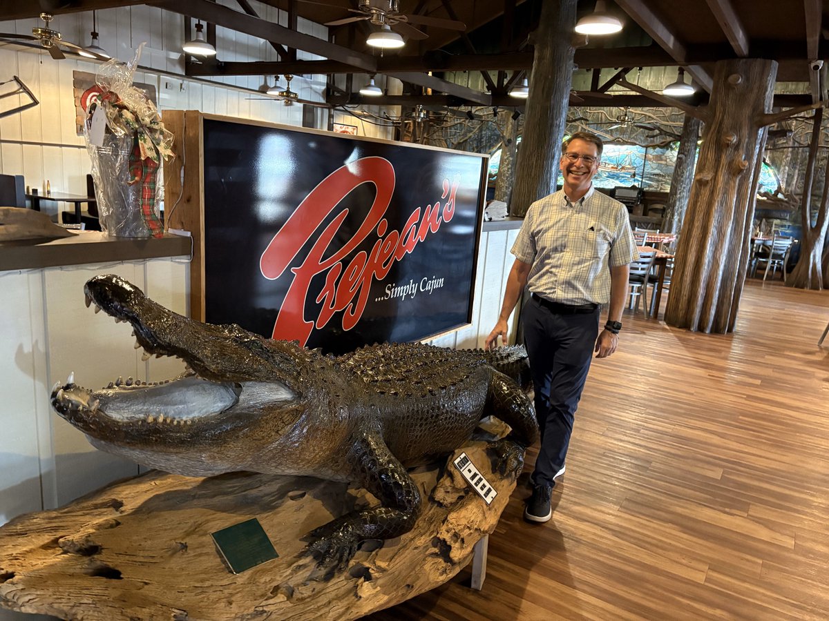 BB1_mmWave's tweet image. Our TX/LA road trip wouldn’t be complete without a stop at #BigAls! 🛣️🦐

BB1 CEO Erik Watko knows the best partnerships are built over great food. Big thanks to Louisiana for the flavor and the hospitality!