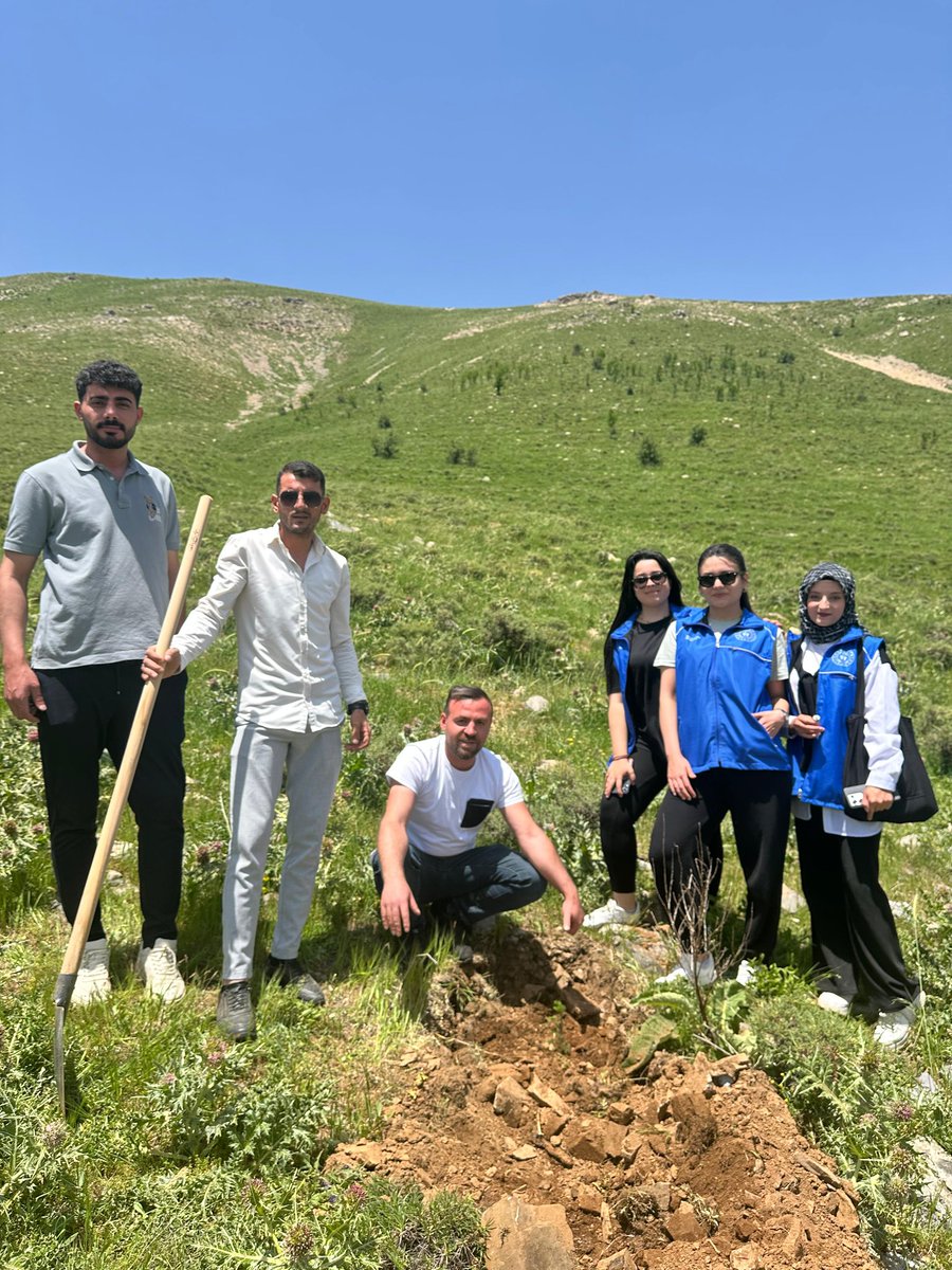 GSB_BitlisGM's tweet photo. 2025 Aile Yılı Hatıra Ormanı Oluşturuldu 

Bitlis Gençlik Merkezi olarak Aile ve Sosyal Politikalar İl Müdürlüğü tarafından organize edilen fidan dikimine gençlerimiz ile birlikte katılım sağladık. Geleceğimize nefes olduk.
#GSBGM https://t.co/TMIDAMmOLf