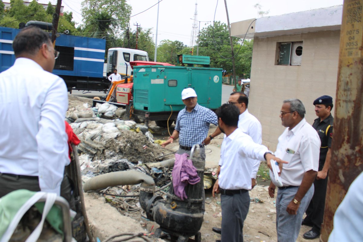 noida_authority's tweet photo. #NoidaAuthority 
#SwachhNoida 
#PublicHealth 
#DrainManagement 
#GaushalaCare 
#SmartCityNoida 
#CleanCityMission 
#InspectionDrive https://t.co/hJvSDDbzfk