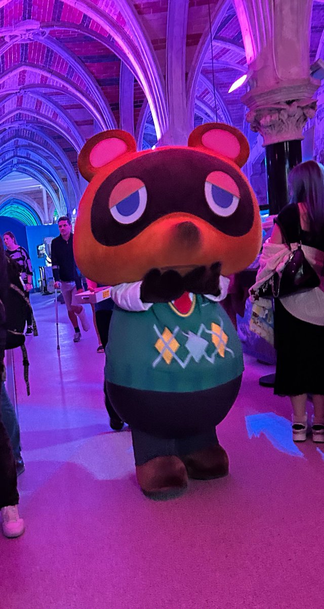 I JUST MET A CELEBRITY TODAY

he shook my hand… 🥺