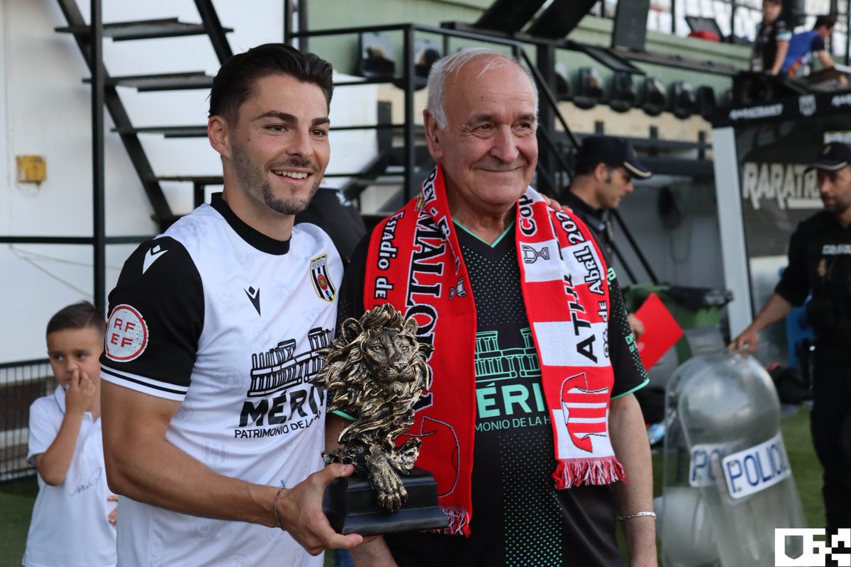 Merida_AD's tweet photo. 🏆🦁 La pasada jornada @liberbeltran11 recibió el 𝐓𝐫𝐨𝐟𝐞𝐨 𝐆𝐚𝐫𝐫𝐚 por parte de la '𝑃𝑒𝑛̃𝑎 𝐴𝑡ℎ𝑙𝑒𝑡𝑖𝑐 𝐶𝑙𝑢𝑏 𝑑𝑒 𝐵𝑖𝑙𝑏𝑎𝑜 𝑑𝑒 𝑀𝑒́𝑟𝑖𝑑𝑎' 🙌🏼

🔙⚽️ Tradición desde los años 90 https://t.co/eZUPS55uzt