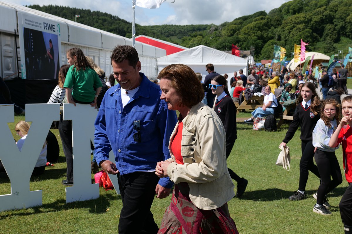 Eluned Morgan (@prifweinidog) on Twitter photo Diwrnod ffantastig yn <a href="/EisteddfodUrdd/">Eisteddfod yr Urdd a’r Celfyddydau</a> heddiw.
A huge thank you to everyone who has worked so hard to make sure that this year’s event so joyous, and a true celebration of Wales’ young people.
Diolch am y croeso cynnes. Diwrnod ffantastig yn <a href="/EisteddfodUrdd/">Eisteddfod yr Urdd a’r Celfyddydau</a> heddiw.
A huge thank you to everyone who has worked so hard to make sure that this year’s event so joyous, and a true celebration of Wales’ young people.
Diolch am y croeso cynnes.