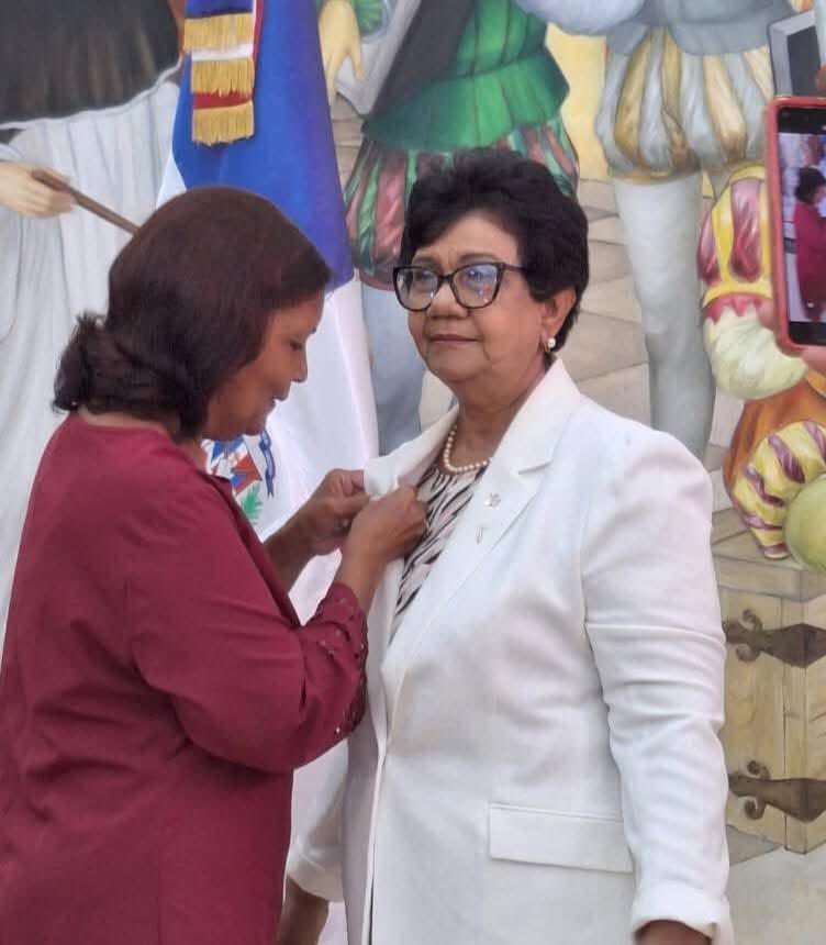 🤝En acto solemne celebrado en la <a href="/UniversidadUASD/">Universidad UASD</a>, la rectora de la <a href="/univrsdadvarona/">Universidad de Ciencias Pedagógicas E. J. Varona</a> <a href="/LesbiaMilda/">Milda Lesbia</a>, hizo entrega de reconocimientos a destacadas personalidades dominicanas por su contribución al fortalecimiento de las relaciones entre ambos países.
🧶👇: