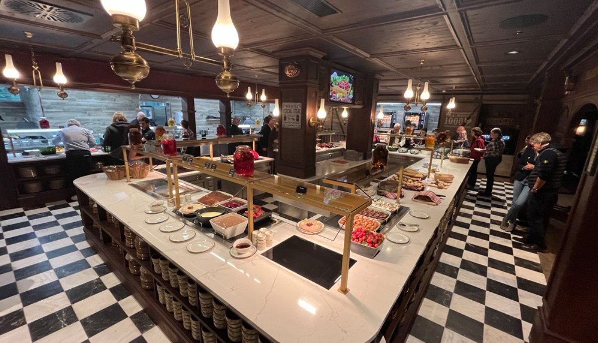 Der Wilde Westen lebt! Mit der #SilverLakeCity erweitert der <a href="/europa_park/">Europa-Park 🎢</a> das ehemalige Camp Resort um 36 Western Houses, 68 Caravan-Komfortplätze, die „Diner Station“ &amp; „Wild Horse Bar“ sowie Minigolfplatz "Gold Rush Golf". 2026 folgt die Riverside Western Lodge mit 120 Zimmern.