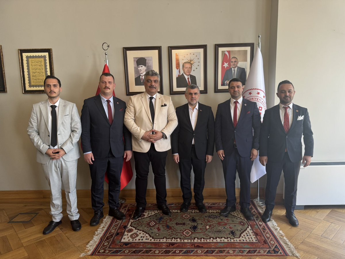 Şehit Gazi-Sen Genel Başkanı Sn. Tuna Avcı, Genel Başkan Yard. Sn. Fikret Özmen ve beraberindeki heyeti Müdürlüğümüzü ziyaret etti.
Ziyaret sırasında millî birlik, kültürel değerler ve toplumsal dayanışma üzerine anlamlı bir sohbet gerçekleştirdik.
Ziyaretleri için kendilerine