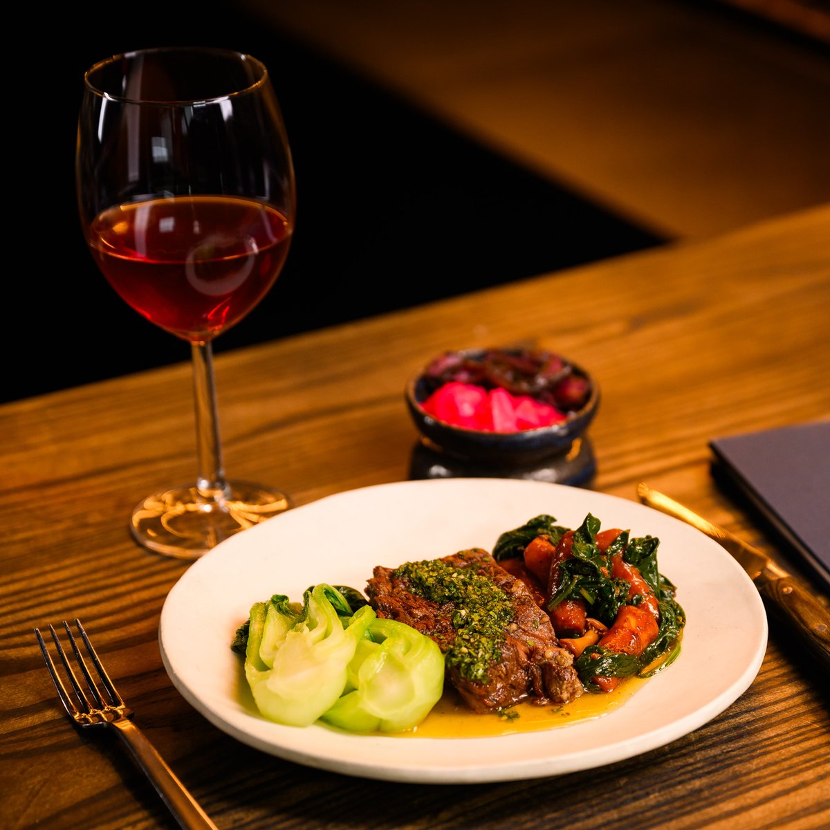 AlaskaAir's tweet image. We’re redefining inflight dining. Introducing Alaska Airlines Chef’s (tray) Table — our First Class dining program spotlighting top chefs from across the West Coast. Joining the lineup alongside Chef Brandon Jew is James Beard Award-winner Chef Brady Ishiwata Williams of…