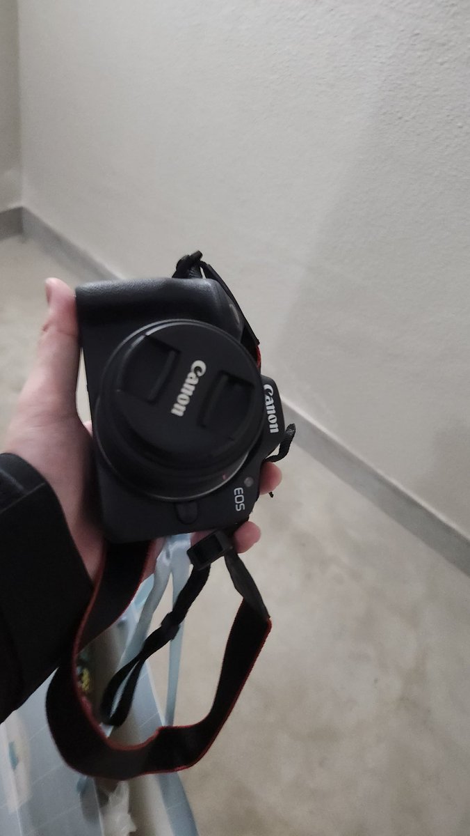 Valiantburst's tweet photo. 買ったカメラちゃんです！
EOS R50！これから色々撮っていくぞー！！ https://t.co/hx3dZ21d8M