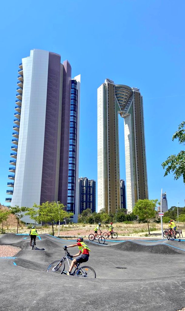 La infraestructura deportiva para que chicos y chicas practiquen #ciclismo en el interior de las ciudades no para de crecer.

📸 Alumnado del Institut d'Educació Secundària #IESMediterrània disfrutando del #pumptrack en #Benidorm, durante el itinerario urbano de 🚴🏻‍♀️#AulaCiclista.