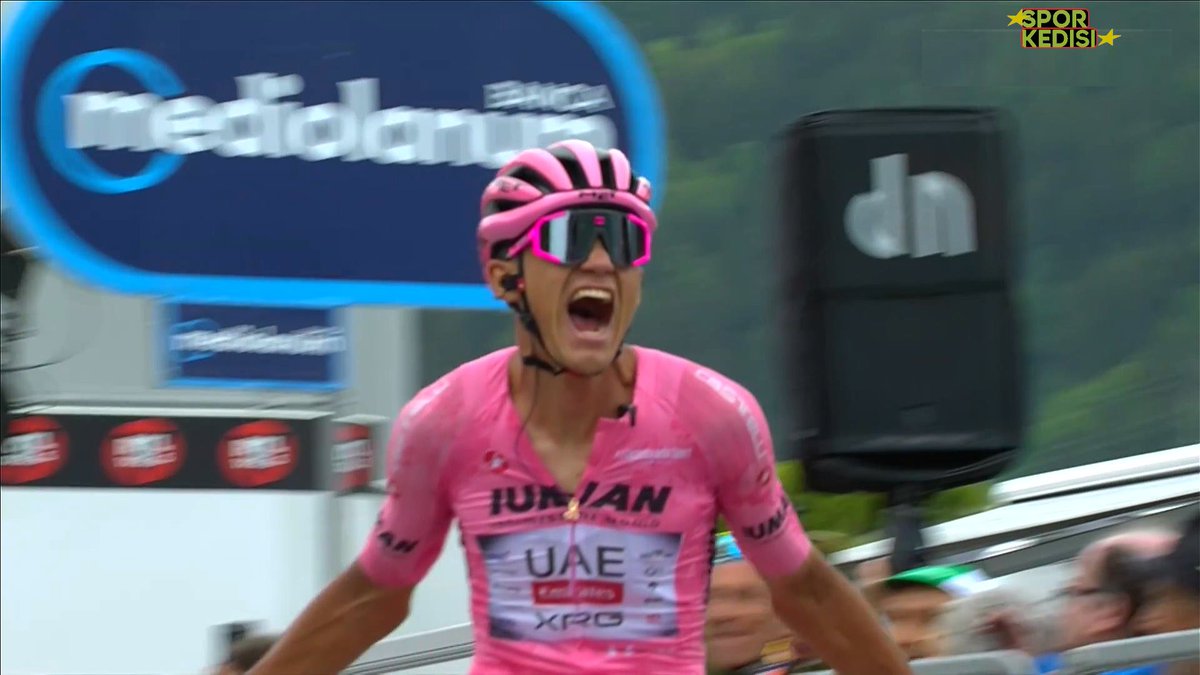 ozgurozan's tweet photo. GİRO'DA DEVRİM! 💖 Isaac Del Toro, Alplerde Destan Yazdı, Pembe Mayoyu Sağiçine Sağlamlaştırdı! 🚀🏔️🥇 #Giro #Giro108 #GirodItalia #Giro108TR #DelToro #Carapaz #Bardet 💖🚴♂️💨🏆🇮🇹🏔️✨🏁🎉#PembeMayo #Zafer #Alpler #Bisiklet #Yarış #SporHeyecanı #Cyclism #BikeRace #GrandTour #İtalya #Bormio #Mortirolo #AlwaysGiveMore #SporKedisi
Spoiler/Highlights Bloğu ✨
Isaac Del Toro 🇲🇽, Giro d'Italia'nın 17. etabını muhteşem bir atakla kazandı! 🤯 Genel Klasman liderliğini pekiştiren genç Meksikalı, rakiplerini geride bıraktı! 🏆 Richard Carapaz 🇪🇨 ve Romain Bardet 🇫🇷 nefes kesen finişte mücadele etti! 💨 Mortirolo'da alevlenen mücadele, Bormio'da unutulmaz bir zafere dönüştü! 💖
Haber Saati ⏰
28 Mayıs 2025 Çarşamba, Türkiye Ankara Saati (TRT, UTC+03): 18:38
Etap Başlangıç Saati (Yerel Saat, CEST / UTC+2): 12:50
Etap Tahmini Bitiş Saati (Yerel Saat, CEST / UTC+2): 17:12 (Yaklaşık)
Etap Başlangıç Saati (Türkiye Ankara Saati, TRT, UTC+03): 13:50
Etap Tahmini Bitiş Saati (Türkiye Ankara Saati, TRT, UTC+03): 18:12 (Yaklaşık)
Giriş 🚀
2025 Giro d'Italia (İtalyanca: Giro d'Italia; Rusça Kiril: Джиро д'Италия) heyecanı doruklara ulaştı! Bisiklet dünyasının pembe rüyası, Alplerin nefes kesen manzaraları eşliğinde 17. etabıyla unutulmaz anlara sahne oldu. San Michele all’Adige (İtalyanca: San Michele all’Adige; Rusça Kiril: Сан-Микеле-аль-Адидже) kasabasından başlayıp Bormio (İtalyanca: Bormio; Rusça Kiril: Бормио) kayak merkezinde son bulan bu zorlu etap, genel klasman (İngilizce: General Classification - GC; Rusça Kiril: Генеральная классификация) iddialarını derinden etkiledi. Bugünkü zorlu parkurun ardından, yarınki etap biraz daha rahat bir tempoda geçecek olsa da, Alplerin derinliklerinde olmamız mücadelenin asla kolay olmayacağının sinyallerini veriyor. İtalya'nın en güzel milli parkları ve doğal rezervlerinin de etap boyunca bisikletçilere eşlik ettiği bu özel günde, sadece iki Alp geçidi değil, aynı zamanda Bormio'ya doğru vadide yavaş bir yükseliş ve sonrasında "Dağların Kralı" (İngilizce: King of the Mountains - KOM; Rusça Kiril: Горный король) statüsüne layık küçük bir tırmanış da bizleri bekliyordu.
Etap Detayları ve Destansı Mücadele 🚴♀️🏞️
Bugünkü etap, 154 kilometre uzunluğunda ve 3800 metre tırmanış içeriyordu. Zorlu olarak sınıflandırılan bu etap, bisikletçileri Alplerin kalbine taşıdı. Etap, San Michele all’Adige kasabasında başladı ve ünlü bir tarım araştırma enstitüsü olan Fondazione Edmund Mach (İtalyanca: Fondazione Edmund Mach; Rusça Kiril: Фондация Эдмунд Мах) tesisleri etrafında bir döngüyle start aldı. Bu enstitü, özellikle şarapçılık alanındaki çalışmalarıyla biliniyor ve Teroldego Rotaliano (İtalyanca: Teroldego Rotaliano; Rusça Kiril: Терольдего Ротальяно) ve Lagrein (İtalyanca: Lagrein; Rusça Kiril: Лагрейн) gibi bölgenin en bilinen şaraplarını üretiyor.
Etabın başlangıcı, Non Vadisi (İtalyanca: Val di Non; Rusça Kiril: Валь ди Нон) ve Sole Vadisi (İtalyanca: Val di Sole; Rusça Kiril: Валь ди Соле) boyunca yavaş ve kademeli bir yükselişle başladı. Non Vadisi, geniş elma bahçeleriyle tanınırken, Sole Vadisi ise yüzyılın başından bu yana üç kez dağ bisikleti dünya şampiyonasına ev sahipliği yapmış ve 2026'da da bu organizasyona ev sahipliği yapmaya hazırlanıyor. Yol boyunca, Letizia Paternoster ♀️🇮🇹 (İtalyanca: Letizia Paternoster; Rusça Kiril: Летиция Патерностер) ve Letizia Borghesi ♀️🇮🇹 (İtalyanca: Letizia Borghesi; Rusça Kiril: Летиция Боргези) gibi önemli bisikletçilerin doğum yeri olan Cles (İtalyanca: Cles; Rusça Kiril: Клес) kasabasında bir ara sprint (İngilizce: Intermediate Sprint; Rusça Kiril: Промежуточный спринт) noktası bulundu.
Sole Vadisi, günün ilk kategorize tırmanışı olan Passo del Tonale'de (İtalyanca: Passo del Tonale; Rusça Kiril: Перевал Тонале) sona erdi. Bu geçit, Giro'da oldukça sık karşılaşılan bir özellik; çünkü bir bölgeden diğerine geçmek için kaçınılmaz bir "boğaz" görevi görüyor. Büyük bir otoyol olması nedeniyle eğimleri düzenli ve yönetilebilir olsa da, hala %6 eğimle 15 kilometre uzunluğunda ve 2. kategori tırmanışların üst sınırına yakın bir zorlukta.
Zirvede, peloton (İngilizce: Peloton; Rusça Kiril: Пелотон) Lombardiya (İtalyanca: Lombardia; Rusça Kiril: Ломбардия) bölgesine geçiş yaptı. Uzun bir inişin ardından, Vezza d'Oglio'da (İtalyanca: Vezza d'Oglio; Rusça Kiril: Вецца-д'Ольо) ikinci ara sprint noktası yer aldı. İniş, günün ana tırmanışı olan Mortirolo'nun (İtalyanca: Mortirolo; Rusça Kiril: Мортироло) başladığı Monno'da (İtalyanca: Monno; Rusça Kiril: Монно) sona erdi. Mortirolo, Giro'ya ilk kez 1990'da ev sahipliği yapmış, ancak 1994'te Marco Pantani ♂️🇮🇹 (İtalyanca: Marco Pantani; Rusça Kiril: Марко Пантани)'nin burada yaptığı atakla hızla ün kazanmış ve o zamandan beri düzenli bir özellik haline gelmiştir. Geçidin zirvesinde bir etap finişine ev sahipliği yapmamış olması, muhtemelen finiş hattının tüm lojistiğini zirvede karşılamanın zorluğundan kaynaklanıyor. Peloton, genel olarak biraz daha kolay olan güney tarafından tırmanacak, ancak KOM öncesi çok zorlu 3 kilometrelik bir bölümle karşılaştı; kuzey tarafından iniş ise oldukça zorlu.
Grosio'ya (İtalyanca: Grosio; Rusça Kiril: Грозио) ulaştıktan sonra, peloton Adda Nehri (İtalyanca: Fiume Adda; Rusça Kiril: Река Адда) kıyılarına ulaştı ve nehri yukarı doğru takip etti. Vadi, 2026 Kış Olimpiyatları'nda (İtalyanca: Olimpiadi Invernali Milano Cortina 2026; Rusça Kiril: Зимние Олимпийские игры 2026 в Милане и Кортине д'Ампеццо) bazı alp disiplini kayak etkinliklerine ev sahipliği yapacak büyük bir kayak merkezi olan Bormio'ya doğru yavaşça yükseliyor. Bormio'da erkekler alp disiplini kayak yarışmaları düzenlenecek: 7 Şubat Cumartesi Erkekler İniş Finali, 9 Şubat Pazartesi Erkekler Takım Kombine (İniş - Slalom), 11 Şubat Çarşamba Erkekler Süper-G Finali, 14 Şubat Cumartesi Erkekler Büyük Slalom ve 16 Şubat Pazartesi Erkekler Slalom. Ayrıca, kayak dağcılığı (İngilizce: Ski Mountaineering; Rusça Kiril: Ски-альпинизм) da ilk kez Olimpik bir disiplin olarak yer alacak ve 19 Şubat Perşembe Erkekler ve Kadınlar Sprint Finali ile 21 Şubat Cumartesi Karışık Bayrak Yarışı Finali Bormio'daki Stelvio (İtalyanca: Stelvio; Rusça Kiril: Стельвио) pistinde yapılacak.
Ancak finişten önce, parkur son bir KOM için kısa bir sapma yaptı: Le Motte'ye (İtalyanca: Le Motte; Rusça Kiril: Ле Мотте) doğru 3 kilometrelik bir rampa. Bu tırmanış, geç bir atak için bir sıçrama tahtası görevi görebilirdi. Zirveden finişe kadar 10 kilometre kaldı ve bu mesafe çoğunlukla inişten oluştu. Son birkaç yüz metre ise finişten önce birkaç virajla birlikte kademeli olarak yükseldi.
Yarışın Gelişimi ve Del Toro'nun Zaferi! 🌟
Etap, San Michele all'Adige'den başladı ve kaçış grubunu oluşturma mücadelesi başlar başlamaz yoğunlaştı. Bir saatlik bir yarışın ardından, 39 bisikletçiden oluşan büyük bir kaçış grubu pelotonun önünde yer aldı. Bu grupta, Simon Philip Yates ♂️🇬🇧 (İngilizce: Simon Philip Yates; Rusça Kiril: Саймон Филип Йейтс)'in Team Visma - Lease a Bike (Felemenkçe: Team Visma - Lease a Bike; Rusça Kiril: Команда Visma - Lease a Bike) takımından dört Hollandalı takım arkadaşı, Wilco Kelderman ♂️🇳🇱 (Felemenkçe: Wilco Kelderman; Rusça Kiril: Вилко Келдерман), Steven Kruijswijk ♂️🇳🇱 (Felemenkçe: Steven Kruijswijk; Rusça Kiril: Стевен Краусвейк), Bart Lemmen ♂️🇳🇱 (Felemenkçe: Bart Lemmen; Rusça Kiril: Барт Леммен) ve Dylan van Baarle ♂️🇳🇱 (Felemenkçe: Dylan van Baarle; Rusça Kiril: Дилан ван Баарле) da bulunuyordu. Ayrıca, genel klasman liderlerinin takımlarından birçok bisikletçi de kendi liderlerine sonradan destek olmak amacıyla kaçışta yer aldı.
Passo del Tonale tırmanışında kaçış grubu yaklaşık yirmi bisikletçiye düştü. Peloton bu sırada sakinliğini korudu ve yaklaşık üç dakika gerideydi. Günün en zorlu tırmanışı olan Mortirolo'nun eteklerine gelindiğinde durum neredeyse değişmemişti. Mortirolo'nun zirvesine doğru Richard Antonio Carapaz Montenegro ♂️🇪🇨 (İspanyolca: Richard Antonio Carapaz Montenegro; Rusça Kiril: Ричард Антонио Карапас Монтенегро) atağa kalktı. Ekvador'lu bisikletçi bir boşluk yaratmayı başarsa da, kaçış grubundan Mattia Cattaneo ♂️🇮🇹 (İtalyanca: Mattia Cattaneo; Rusça Kiril: Маттиа Каттанео), Lorenzo Fortunato ♂️🇮🇹 (İtalyanca: Lorenzo Fortunato; Rusça Kiril: Лоренцо Фортунато), Daniel Felipe Martínez ♂️🇨🇴 (İspanyolca: Daniel Felipe Martínez; Rusça Kiril: Даниэль Фелипе Мартинес), Afonso Eulálio ♂️🇵🇹 (Portekizce: Afonso Eulálio; Rusça Kiril: Афонсу Эулалио), Romain Bardet ♂️🇫🇷 (Fransızca: Romain Bardet; Rusça Kiril: Ромен Барде) ve Florian Stork ♂️🇩🇪 (Almanca: Florian Stork; Rusça Kiril: Флориан Шторк) gibi isimler ile pelotonun geri kalanı inişte ona yetişti.
Son tırmanış Le Motte'ye gelindiğinde ise Romain Bardet 🇫🇷 kaçış grubundan tek başına önde kalmayı başaran isim oldu. Ancak arkadan gelen Isaac del Toro Romero ♂️🇲🇽 (İspanyolca: Isaac del Toro Romero; Rusça Kiril: Исаак дель Торо Ромеро) atağa kalktı ve ona sadece Richard Carapaz 🇪🇨 eşlik edebildi. Del Toro ve Carapaz ikilisi, finişe 5 kilometre kala Bardet'yi yakaladı. Son kilometrelerde ise Isaac del Toro 🇲🇽, gücüyle Carapaz ve Bardet'yi geride bırakarak etap zaferine ulaştı.
Bu sonuçla Isaac Del Toro 🇲🇽, genel klasman liderliğini daha da pekiştirdi. Richard Carapaz 🇪🇨 ikinci sıraya yükselirken, Simon Philip Yates 🇬🇧 ise üçüncü sıraya geriledi.
Hava Durumu ☁️☀️
Etap başlangıcında hava güneşli ve sıcaklık 18°C civarında oldu. Günün büyük bölümünde hava bulutlu seyretti ve hafif yağmur ihtimali vardı. Etap sonunda ise sıcaklık 8°C civarına düştü.
Tahminler ve Gerçekleşenler 🌟🔮
Bu etap, kaçış grubuna çok uygun görünüyordu. Tırmanışlar zorlu olsa da, daha kolay finiş, güçlü bir kaçış grubunun pelotonun önünde kalmasını kolaylaştırabilirdi. Ayrıca, bu tür bir finişte rakipleri kolayca geride bırakmak pek mümkün değildi, bu yüzden yarış Mortirolo'da alevlenmezse, genel klasman grubundan en azından Le Motte'ye kadar daha muhafazakar bir sürüş bekleniyordu. Bugün atak yapan birçok bisikletçinin yarın da bir şeyler deneyeceği düşünülüyordu. Ayrıca, bugün enerjilerini yarına saklamış olabilecek bazı iyi tırmanışçılar da vardı: Carlos Verona Quintanilla ♂️🇪🇸 (İspanyolca: Carlos Verona Quintanilla; Rusça Kiril: Карлос Верона Кинтанилья), Wouter Poels ♂️🇳🇱 (Felemenkçe: Wouter Poels; Rusça Kiril: Ваут Пулс), Lucas Plapp ♂️🇦🇺 (İngilizce: Lucas Plapp; Rusça Kiril: Лукас Плапп), Filippo Zana ♂️🇮🇹 (İtalyanca: Filippo Zana; Rusça Kiril: Филиппо Дзана) ve Georg Steinhauser ♂️🇩🇪 (Almanca: Georg Steinhauser; Rusça Kiril: Георг Штайнхаузер) bunlardan sadece birkaçıydı.
Etabın favorileri ve tahminler şu şekilde sıralanıyordu:
★★★ Kaçış Grubu (Breakaway)
★★ Richard Antonio Carapaz Montenegro ♂️🇪🇨 (İspanyolca: Richard Antonio Carapaz Montenegro; Rusça Kiril: Ричард Антонио Карапас Монтенегро)
★ Egan Arley Bernal Gómez ♂️🇨🇴 (İspanyolca: Egan Arley Bernal Gómez; Rusça Kiril: Эган Арлей Берналь Гомес), Derek Gee ♂️🇨🇦 (İngilizce: Derek Gee; Rusça Kiril: Дерек Ги), Giulio Pellizzari ♂️🇮🇹 (İtalyanca: Giulio Pellizzari; Rusça Kiril: Джулио Пеллиццари), Simon Philip Yates ♂️🇬🇧 (İngilizce: Simon Philip Yates; Rusça Kiril: Саймон Филип Йейтс)
Ancak, eğer iş genel klasman grubuna kalırsa, favori bir kez daha Richard Antonio Carapaz Montenegro olarak gösteriliyordu. Bugün inanılmaz güçlü görünüyordu ve geç bir atak denemesi yapabilir, finiş de buna uygun bir yapıdaydı. Giulio Pellizzari ♂️🇮🇹 de bugün oldukça etkileyiciydi, Red Bull - BORA - hansgrohe (Almanca: Red Bull - BORA - hansgrohe; Rusça Kiril: Red Bull - BORA - hansgrohe) takımının korkunç günündeki küçük bir parlak nokta olarak genel klasmanda zaman kazanmak için bir şeyler denemesi bekleniyordu. Derek Gee ♂️🇨🇦 ve Simon Philip Yates 🇬🇧 tam olarak gösterişli değildiler ama çok istikrarlıydılar, bu yüzden karışımda olmaları bekleniyordu. Egan Arley Bernal Gómez ♂️🇨🇴 da iyi iş çıkarabilirdi ama bugün biraz zorlanıyordu. Isaac del Toro Romero ♂️🇲🇽 hakkında ise, kağıt üzerinde finiş ona uygun olsa da, zorlu bir günün ardından geldiği için yarın daha çok "savunma modunda" olabileceği belirtiliyordu. Ancak dün kaçış zaferini ekarte etmiş ve Juan Ayuso Pesquera ♂️🇪🇸 (İspanyolca: Juan Ayuso Pesquera; Rusça Kiril: Хуан Аюсо Пескера)'nun Del Toro'dan daha iyi performans göstereceğini desteklemiştik, bu yüzden belki de tam tersi olabileceği de dile getiriliyordu.
Nitekim yarışın sonunda, Isaac Del Toro 🇲🇽, tüm tahminleri altüst ederek, kendi gücü ve bitiriciliğiyle zafere ulaştı! Özellikle dün zorlanan ve genel klasmanda zaman kaybeden Del Toro'nun bu zaferi, adeta dün yaşadığı kötü günün intikamı oldu. Mortirolo'da Richard Carapaz'ın atağına karşı ilk başta zorlansa da, sonrasında toparlandı ve hatta son tırmanış Le Motte'de atağa kalkarak Carapaz ve Bardet'yi geride bıraktı. Bu zafer, 21 yaşındaki genç Meksikalı'nın Grand Tour'lardaki ilk galibiyeti oldu ve Pembe Mayo'daki yerini daha da sağlamlaştırdı.
Tırmanışlar ⛰️
| Konum | Kategori | Zirve (km) | Uzunluk (km) | Ortalama Eğim (%) |
|---|---|---|---|---|
| Passo del Tonale | 2 | 69.6 (85.4 to go) | 15.2 | 6.0 |
| Passo del Mortirolo | 1 | 107.2 (43.8 to go) | 12.6 | 7.6 |
| Le Motte | 3 | 146.1 (8.9 to go) | 3.1 | 8.1 |
Ara Sprintler 💨
| Sprint Konumu | Kilometre (km) |
|---|---|
| Cles | 23.5 |
| Vezza d'Oglio | 89.9 |
| Le Prese (Red Bull km) | 130.1 |
Etap Sonuçları ve Genel Klasman Durumu! 🥇🥈🥉
| Rg | Nr. | Milliyet | İsim | Takım | Sonuç |
|---|---|---|---|---|---|
| 1 | 204 | 🇲🇽 Meksika | Isaac Del Toro | UAE Team Emirates - XRG | 3:58:48 |
| 2 | 161 | 🇫🇷 Fransa | Romain Bardet | Team Picnic PostNL | +4 |
| 3 | 61 | 🇪🇨 Ekvador | Richard Carapaz | EF Education - EasyPost | +4 |
| 4 | 188 | 🇬🇧 Büyük Britanya | Simon Yates | Team Visma - Lease a Bike | +15 |
| 5 | 7 | 🇮🇹 İtalya | Giulio Pellizzari | Red Bull - BORA - hansgrohe | +16 |
| 6 | 101 | 🇨🇦 Kanada | Derek Gee | Israel - Premier Tech | +16 |
| 7 | 33 | 🇮🇹 İtalya | Damiano Caruso | Bahrain Victorious | +16 |
| 8 | 127 | 🇨🇴 Kolombiya | Einer Rubio | Movistar Team | +16 |
| 9 | 166 | 🇬🇧 Büyük Britanya | Max Poole | Team Picnic PostNL | +16 |
| 10 | 34 | 🇵🇹 Portekiz | Afonso Eulálio | Bahrain Victorious | +56 |
| 11 | 131 | 🇬🇧 Büyük Britanya | Tom Pidcock | Q36.5 Pro Cycling Team | +1:10 |
| 12 | 81 | 🇨🇴 Kolombiya | Egan Bernal | INEOS Grenadiers | +1:10 |
| 13 | 206 | 🇺🇸 ABD | Brandon McNulty | UAE Team Emirates - XRG | +1:10 |
| 14 | 195 | 🇩🇪 Almanya | Florian Stork | Tudor Pro Cycling Team | +1:10 |
| 15 | 183 | 🇳🇱 Hollanda | Wilco Kelderman | Team Visma - Lease a Bike | +1:10 |
| 16 | 91 | 🇿🇦 Güney Afrika | Louis Meintjes | Intermarché - Wanty | +1:10 |
| 17 | 158 | 🇮🇹 İtalya | Filippo Zana | Team Jayco AlUla | +1:13 |
| 18 | 205 | 🇵🇱 Polonya | Rafal Majka | UAE Team Emirates - XRG | +1:13 |
| 19 | 221 | 🇮🇹 İtalya | Diego Ulissi | XDS Astana Team | +2:27 |
| 20 | 74 | 🇱🇺 Lüksemburg | Kévin Geniets | Groupama - FDJ | +2:27 |
Genel Klasman (17/21 Etap Sonrası) 💖
| Rg | Nr. | Milliyet | İsim | Takım | Sonuç |
|---|---|---|---|---|---|
| 1 | 204 | 🇲🇽 Meksika | Isaac Del Toro | UAE Team Emirates - XRG | 65:30:34 |
| 2 | 61 | 🇪🇨 Ekvador | Richard Carapaz | EF Education - EasyPost | +41 |
| 3 | 188 | 🇬🇧 Büyük Britanya | Simon Yates | Team Visma - Lease a Bike | +51 |
| 4 | 101 | 🇨🇦 Kanada | Derek Gee | Israel - Premier Tech | +1:57 |
| 5 | 33 | 🇮🇹 İtalya | Damiano Caruso | Bahrain Victorious | +3:06 |
| 6 | 81 | 🇨🇴 Kolombiya | Egan Bernal | INEOS Grenadiers | +4:43 |
| 7 | 7 | 🇮🇹 İtalya | Giulio Pellizzari | Red Bull - BORA - hansgrohe | +5:02 |
| 8 | 127 | 🇨🇴 Kolombiya | Einer Rubio | Movistar Team | +6:09 |
| 9 | 208 | 🇬🇧 Büyük Britanya | Adam Yates | UAE Team Emirates - XRG | +7:45 |
| 10 | 191 | 🇦🇺 Avustralya | Michael Storer | Tudor Pro Cycling Team | +7:46 |
| 11 | 166 | 🇬🇧 Büyük Britanya | Max Poole | Team Picnic PostNL | +8:00 |
| 12 | 206 | 🇺🇸 ABD | Brandon McNulty | UAE Team Emirates - XRG | +9:03 |
| 13 | 131 | 🇬🇧 Büyük Britanya | Tom Pidcock | Q36.5 Pro Cycling Team | +9:55 |
| 14 | 171 | 🇮🇹 İtalya | Davide Piganzoli | Team Polti VisitMalta | +11:31 |
| 15 | 31 | 🇮🇹 İtalya | Antonio Tiberi | Bahrain Victorious | +14:48 |
| 16 | 205 | 🇵🇱 Polonya | Rafal Majka | UAE Team Emirates - XRG | +18:00 |
| 17 | 57 | 🇫🇷 Fransa | Nicolas Prodhomme | Decathlon AG2R La Mondiale Team | +25:05 |
| 18 | 146 | 🇬🇧 Büyük Britanya | James Knox | Soudal Quick-Step | +28:10 |
| 19 | 27 | 🇳🇴 Norveç | Embret Svestad-Bårdseng | Arkéa - B&B Hotels | +32:38 |
| 20 | 91 | 🇿🇦 Güney Afrika | Louis Meintjes | Intermarché - Wanty | +36:16 |
Genel Klasman Forma Sahipleri 🌈
| Mayo | Sporcu | Takım | Anlamı |
|---|---|---|---|
| 💖 Pembe Mayo (Maglia Rosa) | Isaac Del Toro 🇲🇽 | UAE Team Emirates - XRG | Genel klasman lideri, yani kümülatif en iyi zamana sahip bisikletçi. |
| 💜 Siklamen Mayo (Maglia Ciclamino) | Mads Pedersen 🇩🇰 | Lidl-Trek | Ara sprintlerde ve etap finişlerinde en çok puanı toplayan bisikletçi. |
| 💙 Mavi Mayo (Maglia Azzurra) | Lorenzo Fortunato 🇮🇹 | XDS Astana Team | Tırmanış etaplarında ve zirvelerde en çok puanı toplayan bisikletçi (Dağların Kralı). |
| 🤍 Beyaz Mayo (Maglia Bianca) | Isaac Del Toro 🇲🇽 | UAE Team Emirates - XRG | 1 Ocak'ta 25 yaşını doldurmamış ve genel klasmanda en iyi zamana sahip genç bisikletçi. |
Gelecek Etaplar 🗓️🛣️
2025 Giro d'Italia'da heyecan hız kesmeden devam ediyor! İşte kalan etapların programı:
* 18. Etap: 29 Mayıs 2025 Perşembe | Morbegno (İtalyanca: Morbegno; Rusça Kiril: Морбеньо) > Cesano Maderno (İtalyanca: Cesano Maderno; Rusça Kiril: Чезано-Мадерно) | Mesafe: 144 km (89 mil) | Tip: Tepelik Etap | Tahmini Başlangıç Saati (CEST): 14:00 (TRT: 15:00)
* 19. Etap: 30 Mayıs 2025 Cuma | Biella (İtalyanca: Biella; Rusça Kiril: Бьелла) > Champoluc (İtalyanca: Champoluc; Rusça Kiril: Шамполюк) | Mesafe: 166 km (103 mil) | Tip: Dağ Etabı
* 20. Etap: 31 Mayıs 2025 Cumartesi | Verrès (İtalyanca: Verrès; Rusça Kiril: Веррес) > Sestriere (İtalyanca: Sestriere; Rusça Kiril: Сестриере) | Mesafe: 205 km (127 mil) | Tip: Dağ Etabı
* 21. Etap: 1 Haziran 2025 Pazar | Vatikan Bahçeleri (İngilizce: Vatican Gardens; İtalyanca: Giardini Vaticani; Rusça Kiril: Ватиканские сады) (Vatikan Şehri 🇻🇦) > Roma (İtalyanca: Roma; Rusça Kiril: Рим) (İtalya 🇮🇹) | Mesafe: 143 km (89 mil) | Tip: Düz Etap
Toplam Yarış Mesafesi: 3,443.3 km (2,139.6 mil)
SPOR 101 / Sözlük 📚
* Giro d'Italia (İtalyanca: Giro d'Italia; Rusça Kiril: Джиро д'Италия): İtalyanca'da "İtalya Turu" anlamına gelen Giro d'Italia, her yıl Mayıs ayında İtalya'da ve bazen komşu ülkelerde düzenlenen çok etaplı bir yol bisikleti yarışıdır. İlk kez 1909'da La Gazzetta dello Sport (İtalyanca: La Gazzetta dello Sport; Rusça Kiril: Газетта делло Спорт) gazetesinin satışlarını artırmak amacıyla düzenlenmiştir ve hala bu gazetenin sahibinin bir yan kuruluşu tarafından yönetilmektedir. Bisikletin üç Büyük Turu'ndan (İngilizce: Grand Tour; Rusça Kiril: Гранд-тур) (Tour de France ve Vuelta a España ile birlikte) biri olan Giro, genellikle dağlık etapları ve zamana karşı yarışlarıyla bilinir. Yarışın lideri, "La Corsa Rosa" (Pembe Yarış) lakabını veren pembe mayoyu giyer. Giro d'Italia'da en çok galibiyet rekoru (beş kez), İtalyan Alfredo Binda (İtalyanca: Alfredo Binda; Rusça Kiril: Альфредо Бинда) (1925-1933 arası kazandı), İtalyan Fausto Coppi (İtalyanca: Fausto Coppi; Rusça Kiril: Фаусто Коппи) (1940-1953 arası kazandı) ve Belçikalı Eddy Merckx (Felemenkçe: Eddy Merckx; Rusça Kiril: Эдди Меркс) (1968-1974 arası kazandı) tarafından paylaşılmaktadır. Etap zaferi rekoru ise 42 galibiyetle İtalyan Mario Cipollini (İtalyanca: Mario Cipollini; Rusça Kiril: Марио Чиполлини)'ye aittir. Kadınlar için Giro d'Italia Donne (İtalyanca: Giro d'Italia Donne; Rusça Kiril: Джиро д'Италия Донне) ve 23 yaş altı erkekler için Giro Next GEN (İtalyanca: Giro Next GEN; Rusça Kiril: Джиро Next GEN) organizasyonları da paralel olarak düzenlenmektedir.
* Peloton (İngilizce: Peloton; Rusça Kiril: Пелотон): Yol bisikleti yarışlarında, ana bisikletçi grubunu ifade eden Fransızca kökenli bir terimdir. Peloton içinde sürüş, rüzgar direncini azaltarak enerji tasarrufu sağlar.
KOM (King of the Mountains) (İngilizce: King of the Mountains; Rusça Kiril: Горный король): Bisiklet yarışlarında, tırmanış etaplarında en çok puan toplayan bisikletçiye verilen unvandır. Giro d'Italia'da bu unvanı taşıyan bisikletçi mavi mayoyu giyer.
Fondazione Edmund Mach (İtalyanca: Fondazione Edmund Mach; Rusça Kiril: Фондация Эдмунд Мах): 1874 yılında kurulan ve İtalya'nın Trentino (İtalyanca: Trentino; Rusça Kiril: Трентино) bölgesinde yer alan, tarım ve şarapçılık alanında uzmanlaşmış köklü bir araştırma enstitüsüdür. Özellikle üzüm ve elma üretimi, şarap yapımı ve damıtma konularında önemli çalışmalar yürütmektedir.
Teroldego Rotaliano (İtalyanca: Teroldego Rotaliano; Rusça Kiril: Терольдего Ротальяно): İtalya'nın Trentino-Alto Adige (İtalyanca: Trentino-Alto Adige; Rusça Kiril: Трентино-Альто-Адидже) bölgesine özgü, koyu renkli, meyvemsi ve tanenli kırmızı şaraplar üreten bir üzüm çeşididir.
Lagrein (İtalyanca: Lagrein; Rusça Kiril: Лагрейн): Yine Trentino-Alto Adige bölgesine özgü, yoğun renkli, baharatlı ve dolgun kırmızı şaraplar üreten başka bir üzüm çeşididir.
Non Vadisi (İtalyanca: Val di Non; Rusça Kiril: Валь ди Нон): İtalya'nın Trentino bölgesinde yer alan, özellikle elma bahçeleriyle ünlü bir vadidir.
Sole Vadisi (İtalyanca: Val di Sole; Rusça Kiril: Валь ди Соле): İtalya'nın Trentino bölgesinde yer alan, dağ bisikleti dünya şampiyonalarına ev sahipliği yapmasıyla bilinen bir vadidir.
Cles (İtalyanca: Cles; Rusça Kiril: Клес): İtalya'nın Trentino bölgesinde, Non Vadisi'nde yer alan bir komündür. Bisikletçiler Letizia Paternoster ♀️🇮🇹 ve Letizia Borghesi ♀️🇮🇹'nin doğum yeridir.
Passo del Tonale (İtalyanca: Passo del Tonale; Rusça Kiril: Перевал Тонале): İtalya'da Lombardiya ve Trentino-Alto Adige bölgelerini birbirine bağlayan, Alpler'de yer alan önemli bir dağ geçididir. Giro d'Italia rotalarında sıkça yer alır.
Lombardiya (İtalyanca: Lombardia; Rusça Kiril: Ломбардия): İtalya'nın kuzeyinde yer alan, başkenti Milano (İtalyanca: Milano; Rusça Kiril: Милан) olan bir bölgedir. Ülkenin en kalabalık ve en zengin bölgelerinden biridir.
Vezza d'Oglio (İtalyanca: Vezza d'Oglio; Rusça Kiril: Вецца-д'Ольо): İtalya'nın Lombardiya bölgesinde, Brescia (İtalyanca: Brescia; Rusça Kiril: Брешиа) ilinde yer alan bir komündür.
Monno (İtalyanca: Monno; Rusça Kiril: Монно): İtalyanca: Monno; Rusça Kiril: Монно): İtalya'nın Lombardiya bölgesinde, Brescia ilinde yer alan bir komündür. Mortirolo tırmanışının başlangıç noktalarından biridir.
Mortirolo (İtalyanca: Mortirolo; Rusça Kiril: Мортироло): İtalya'nın Lombardiya bölgesinde yer alan, bisiklet dünyasının en zorlu ve ikonik tırmanışlarından biri olarak kabul edilen bir dağ geçididir. Özellikle Marco Pantani'nin 1994 Giro d'Italia'daki efsanevi atağıyla ünlenmiştir.
Grosio (İtalyanca: Grosio; Rusça Kiril: Грозио): İtalya'nın Lombardiya bölgesinde, Sondrio (İtalyanca: Sondrio; Rusça Kiril: Сондрио) ilinde yer alan bir komündür.
Adda Nehri (İtalyanca: Fiume Adda; Rusça Kiril: Река Адда): İtalya'nın kuzeyinde yer alan, Po Nehri (İtalyanca: Fiume Po; Rusça Kiril: Река По)'nin önemli bir kolu olan bir nehirdir.
Bormio (İtalyanca: Bormio; Rusça Kiril: Бормио): İtalya'nın Lombardiya bölgesinde yer alan, popüler bir kayak ve kaplıca merkezidir. 2026 Milano Cortina Kış Olimpiyatları'nda alp disiplini kayak ve kayak dağcılığı etkinliklerine ev sahipliği yapacaktır.
Le Motte (İtalyanca: Le Motte; Rusça Kiril: Ле Мотте): Giro d'Italia'nın 17. etabında yer alan, finişe yakın, kısa ama dik bir tırmanıştır. Genellikle geç ataklar için uygun bir nokta olarak görülür.
Genel Klasman (GC) (İngilizce: General Classification; Rusça Kiril: Генеральная классификация): Bisiklet etap yarışlarında, toplam süresi en az olan bisikletçinin liderliğini ifade eder. Yarışın en prestijli ödülüdür.
Kaçış Grubu (Breakaway) (İngilizce: Breakaway; Rusça Kiril: Отрыв): Bisiklet yarışlarında, pelotonun önünde giden küçük bir bisikletçi grubudur. Genellikle etap zaferi veya tırmanış/sprint puanları için mücadele ederler.
UCI WorldTeam (İngilizce: UCI WorldTeam; Rusça Kiril: Команда Мирового тура UCI): Uluslararası Bisiklet Birliği (İngilizce: Union Cycliste Internationale - UCI; Rusça Kiril: Международный союз велосипедистов - UCI) tarafından belirlenen en üst düzey yol bisikleti takımı kategorisidir. Bu takımlar, UCI Dünya Turu (İngilizce: UCI WorldTour; Rusça Kiril: Мировой тур UCI) etkinliklerine katılma hakkına sahiptir.
UCI ProTeam (İngilizce: UCI ProTeam; Rusça Kiril: Профессиональная команда UCI): UCI tarafından belirlenen ikinci en üst düzey yol bisikleti takımı kategorisidir. Dünya Turu etkinliklerine davetiye ile katılabilirler.