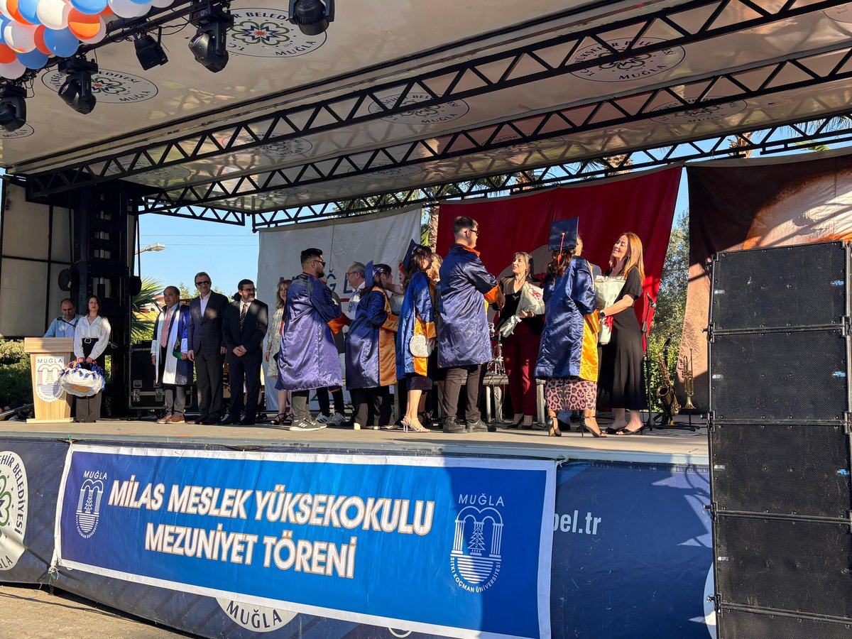 🎓✨Milas Meslek Yüksekokulu öğrencilerinin mezuniyet heyecanına ortak olduk🌺
Milas Gençlik Merkezi olarak bu anlamlı günde gençlerimizin yanında yer almaktan büyük mutluluk duyduk.