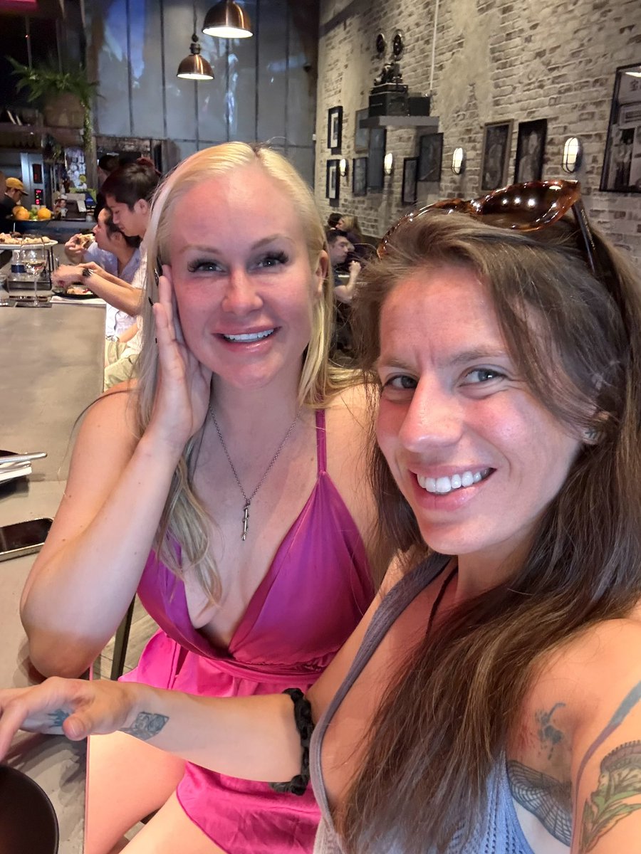 <a href="/ArnaKarls/">Arna Karls</a> and I are available for customs this week. 😘