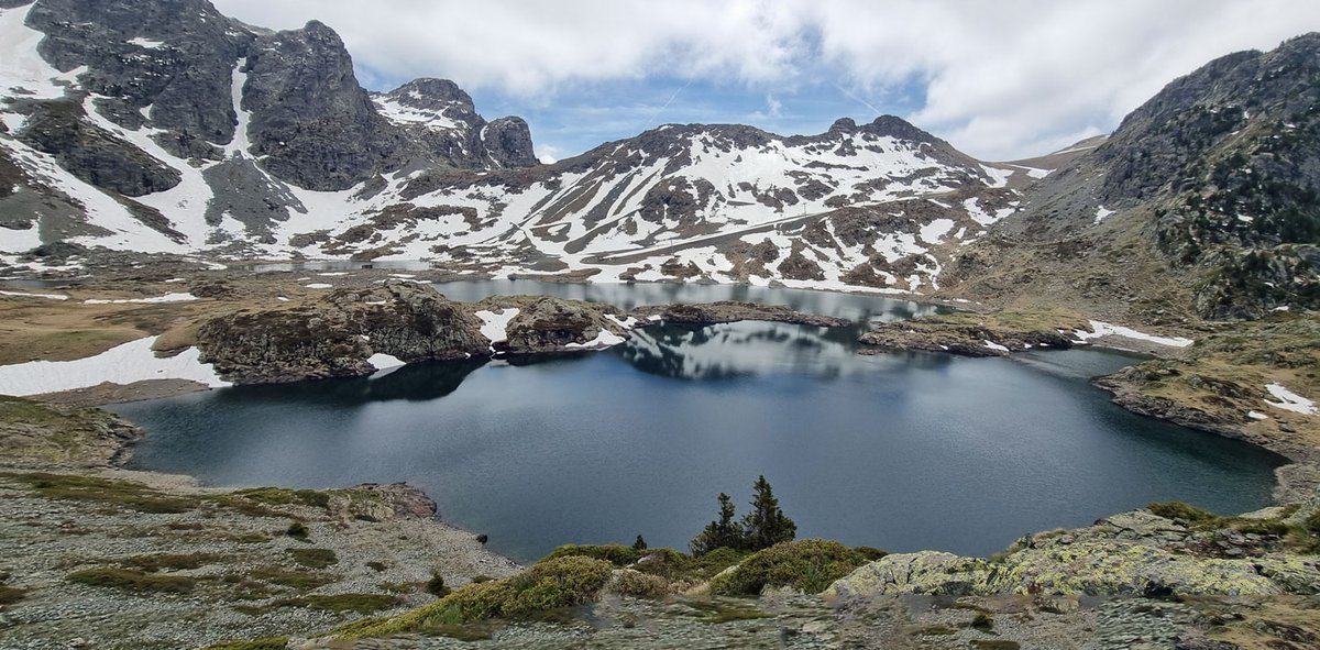 Les lacs Robert sont entièrement dégelés, mais la neige est encore présente pour y accéder
#belledonne #isere #chamrousse #lacsrobert