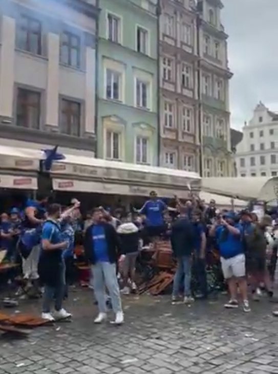 Aleksander Twardowski (@oloczarny) on Twitter photo Wrocławski rynek demolowany przez kibolstwo z Betisu i Chelsea, a Nawrocki z kumplami ma w dupie, chociaż mogliby przyjechać i spuścić tym przybyszom szlachetny wpierdziel.
Nie można na Was liczyć, <a href="/NawrockiKn/">Karol Nawrocki</a>
Puste słowa.
#Wybory2025
#WyboryPrezydenckie2025 Wrocławski rynek demolowany przez kibolstwo z Betisu i Chelsea, a Nawrocki z kumplami ma w dupie, chociaż mogliby przyjechać i spuścić tym przybyszom szlachetny wpierdziel.
Nie można na Was liczyć, <a href="/NawrockiKn/">Karol Nawrocki</a>
Puste słowa.
#Wybory2025
#WyboryPrezydenckie2025