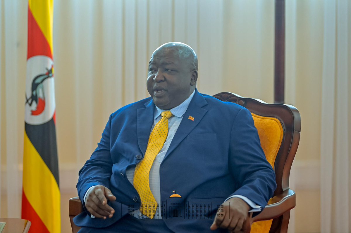 Ntare Rushatsi House (@ntarehouse) on Twitter photo Images de l’arrivée du Chef de l'Etat #Burundi-ais, SE <a href="/GeneralNeva/">SE Evariste Ndayishimiye</a>, à l'aéroport international d'Entebbe.
A sa descente de l’avion, il a été accueilli par le Ministre d'Etat au Ministère des Affaires Étrangères chargé des Affaires Internationales, SE Henry Oryem Okello Images de l’arrivée du Chef de l'Etat #Burundi-ais, SE <a href="/GeneralNeva/">SE Evariste Ndayishimiye</a>, à l'aéroport international d'Entebbe.
A sa descente de l’avion, il a été accueilli par le Ministre d'Etat au Ministère des Affaires Étrangères chargé des Affaires Internationales, SE Henry Oryem Okello