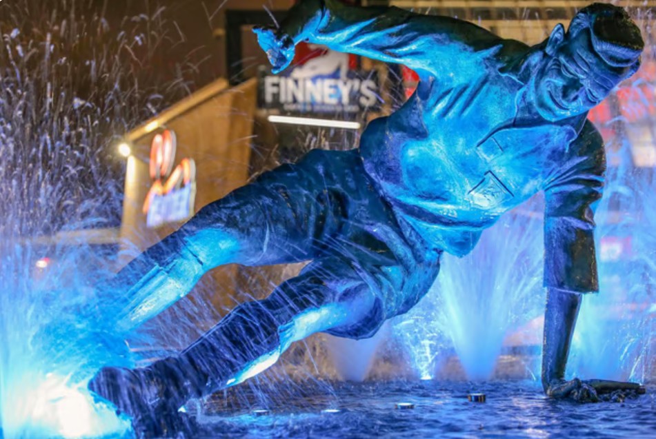 Sir Tom Finney statue, Preston, 2020. Statue by Peter Hodgkinson, photo by Sonia Bashir <a href="/SoniaBashir_/">Sonia Bashir 🔥📸</a>.