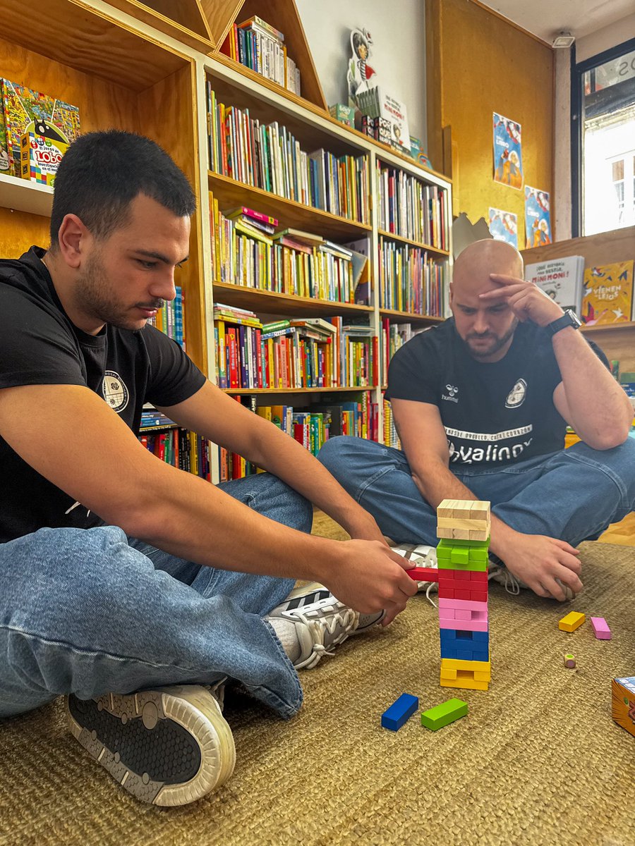 atleticonovas's tweet photo. 🎲 Esta semana Iago Flores e Aladino Fernández, visitaron a tenda Ideas da A Guarda para descubrir os novos xogos de mesa que teñen dispoñibles… e pasárono en grande 😄

👨🏽🧑🏼‍🦲 Estratexia, risas e moita competitividade fóra da pista! Pero ollo… tamén nos deixaron un reto para vós https://t.co/Go8dWyIstv