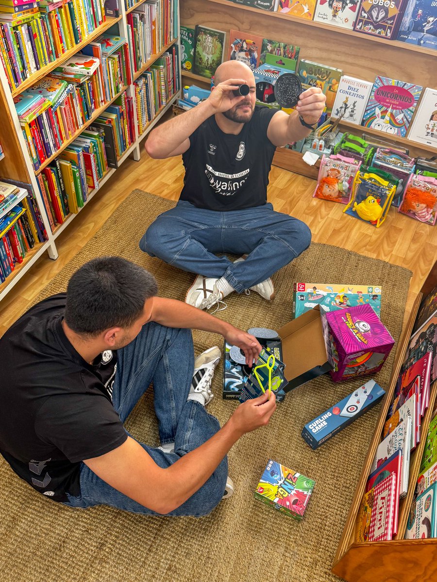 atleticonovas's tweet photo. 🎲 Esta semana Iago Flores e Aladino Fernández, visitaron a tenda Ideas da A Guarda para descubrir os novos xogos de mesa que teñen dispoñibles… e pasárono en grande 😄

👨🏽🧑🏼‍🦲 Estratexia, risas e moita competitividade fóra da pista! Pero ollo… tamén nos deixaron un reto para vós https://t.co/Go8dWyIstv