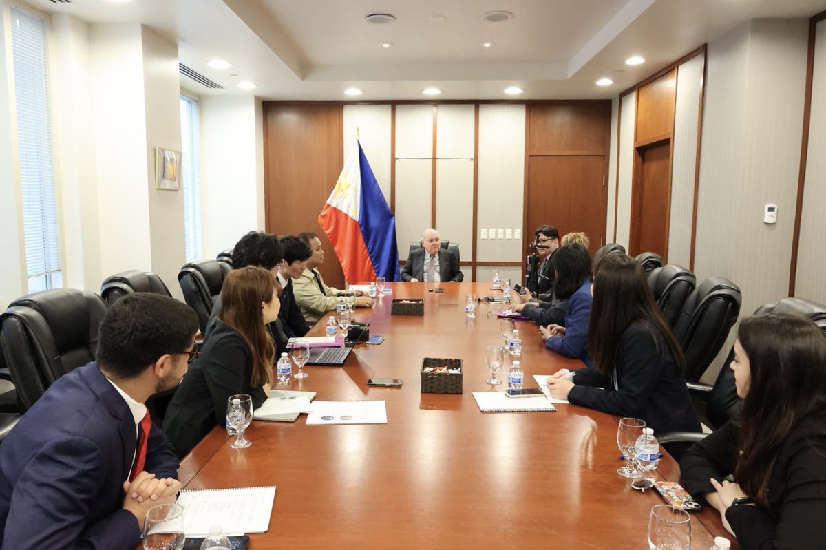 PHLAmbUSA's tweet photo. I had the opportunity to sit down with visiting Philippine and Japanese journalists to discuss the importance of the emerging 🇵🇭🇺🇸🇯🇵 trilateral partnership in addressing our common regional security challenges. Thank you @USEmbassyPH for organizing this timely reporting tour https://t.co/PtWBKEH8vv